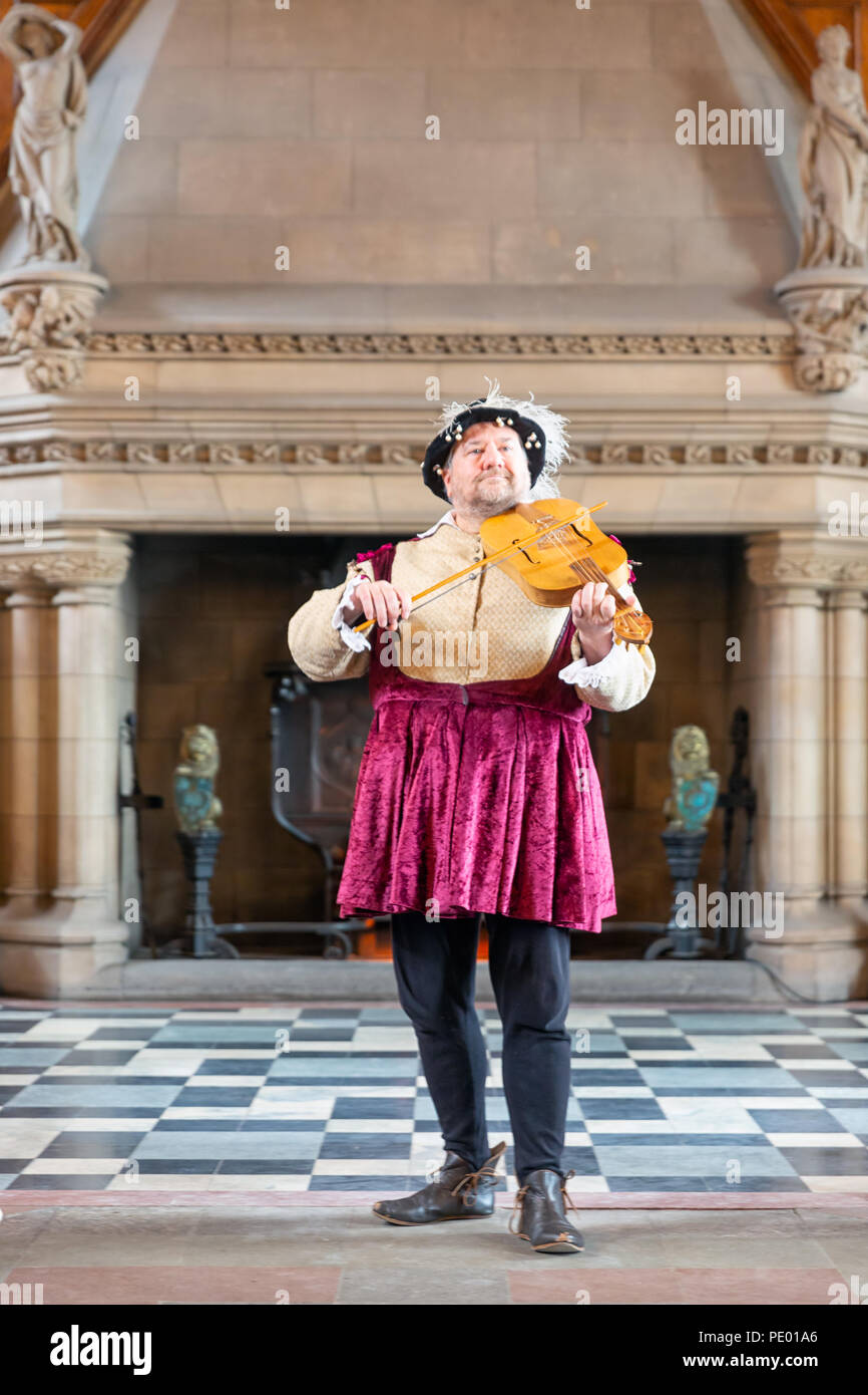 Juglar en traje medieval tocando un violín en el castillo de Edimburgo  Fotografía de stock - Alamy