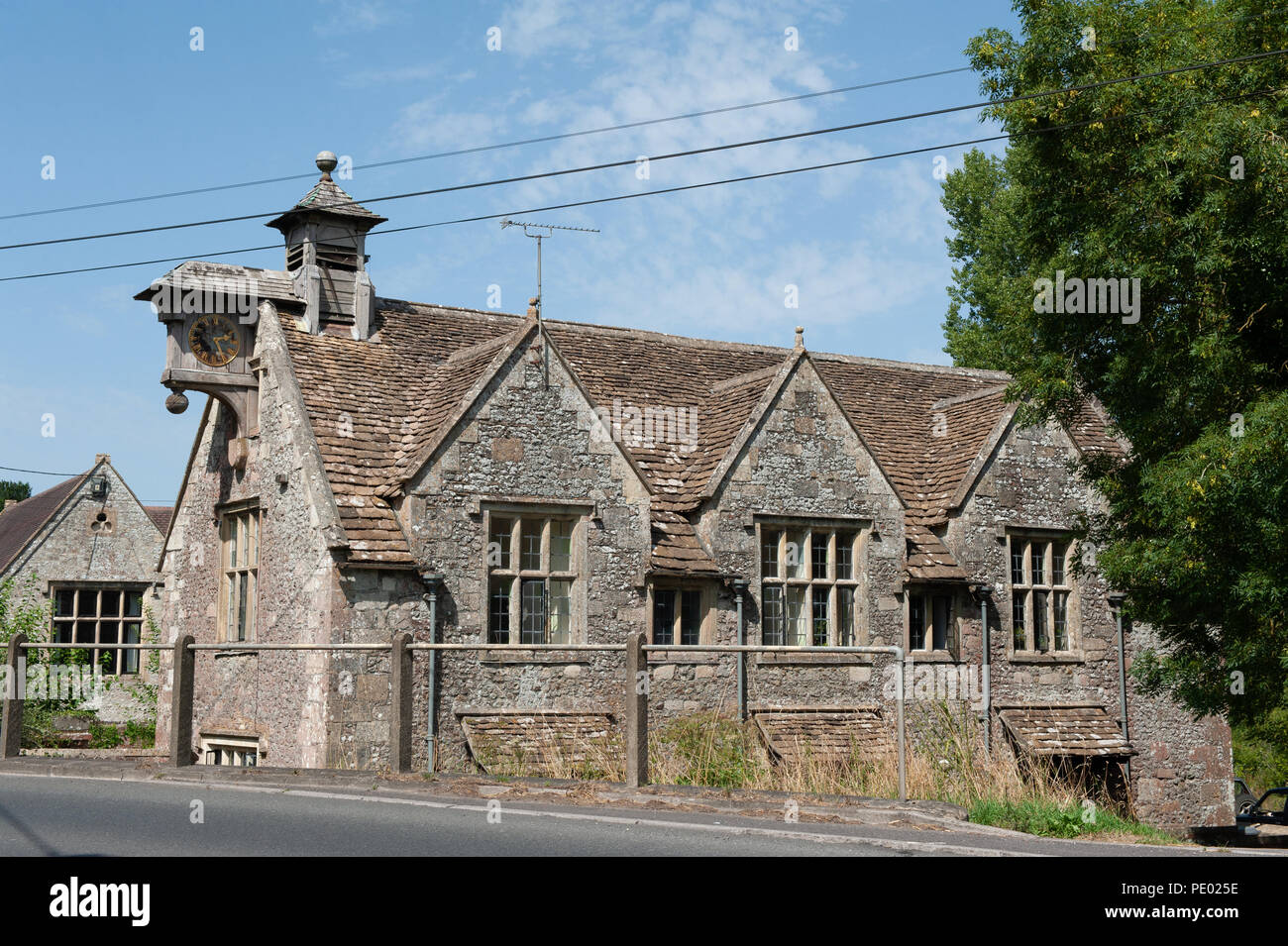 Siglo XVII Almshouses fundada por Sir James Thynne (de Longleat House) en Longbridge Deverill, Warminster, Wiltshire, Reino Unido. Foto de stock