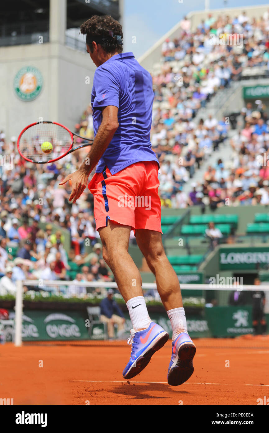 17 veces campeón de Grand Slam Roger Federer en acción durante su tercera  ronda coinciden en Roland Garros 2015 Fotografía de stock - Alamy