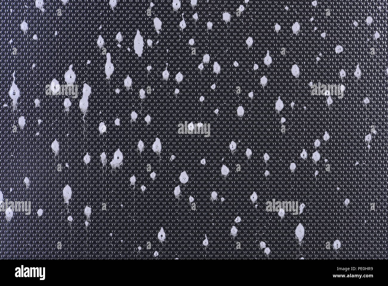 La textura de la superficie metálica con una gota de agua Foto de stock