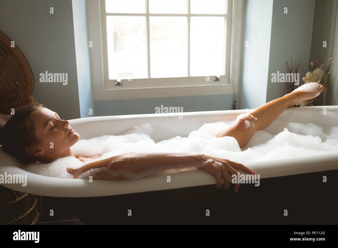 Mujer tomando un baño en la bañera Fotografía de stock - Alamy
