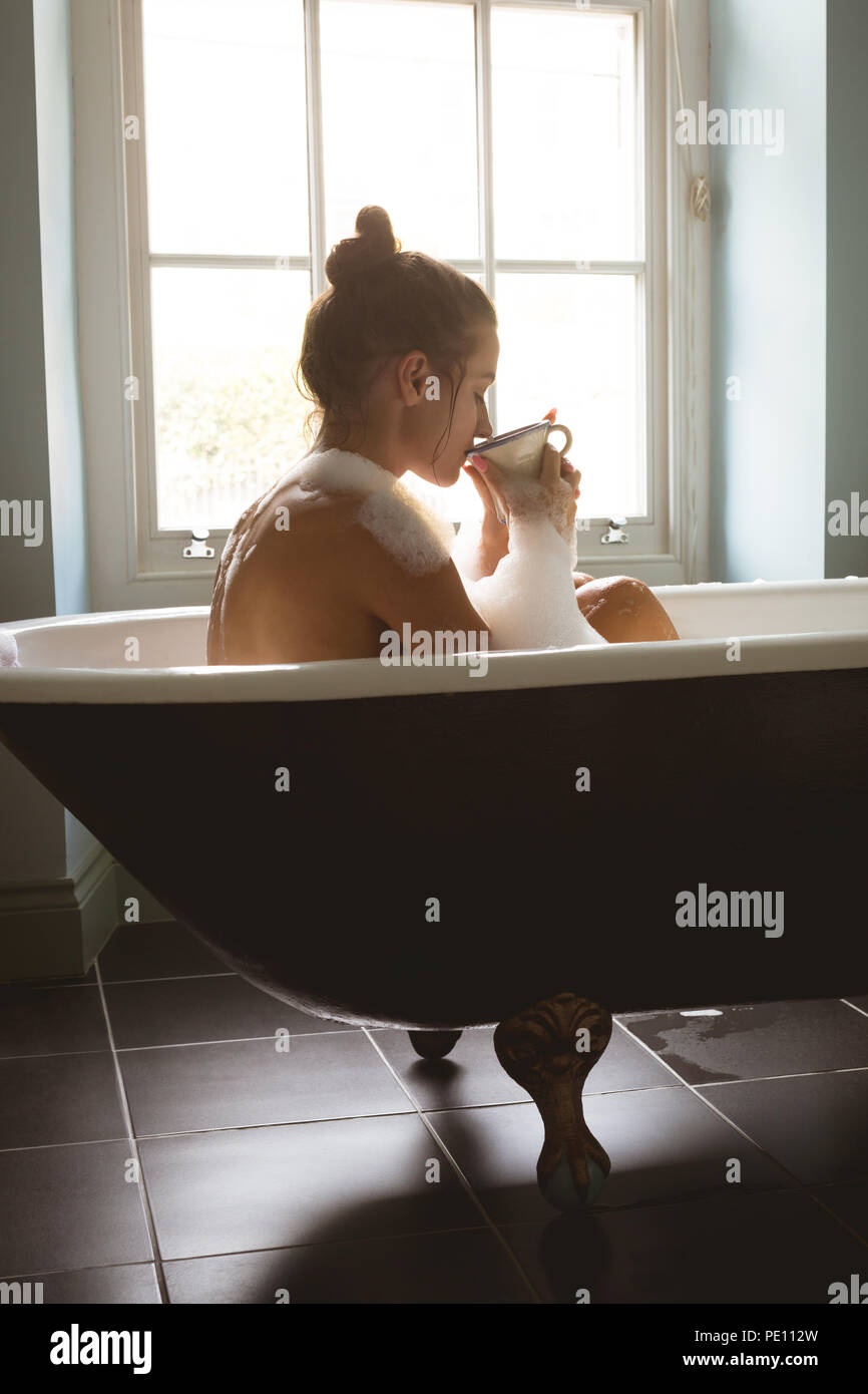 Albornoz ducha mujer baño bañera ducha baño higiene cuidado corporal cafe  Fotografía de stock - Alamy
