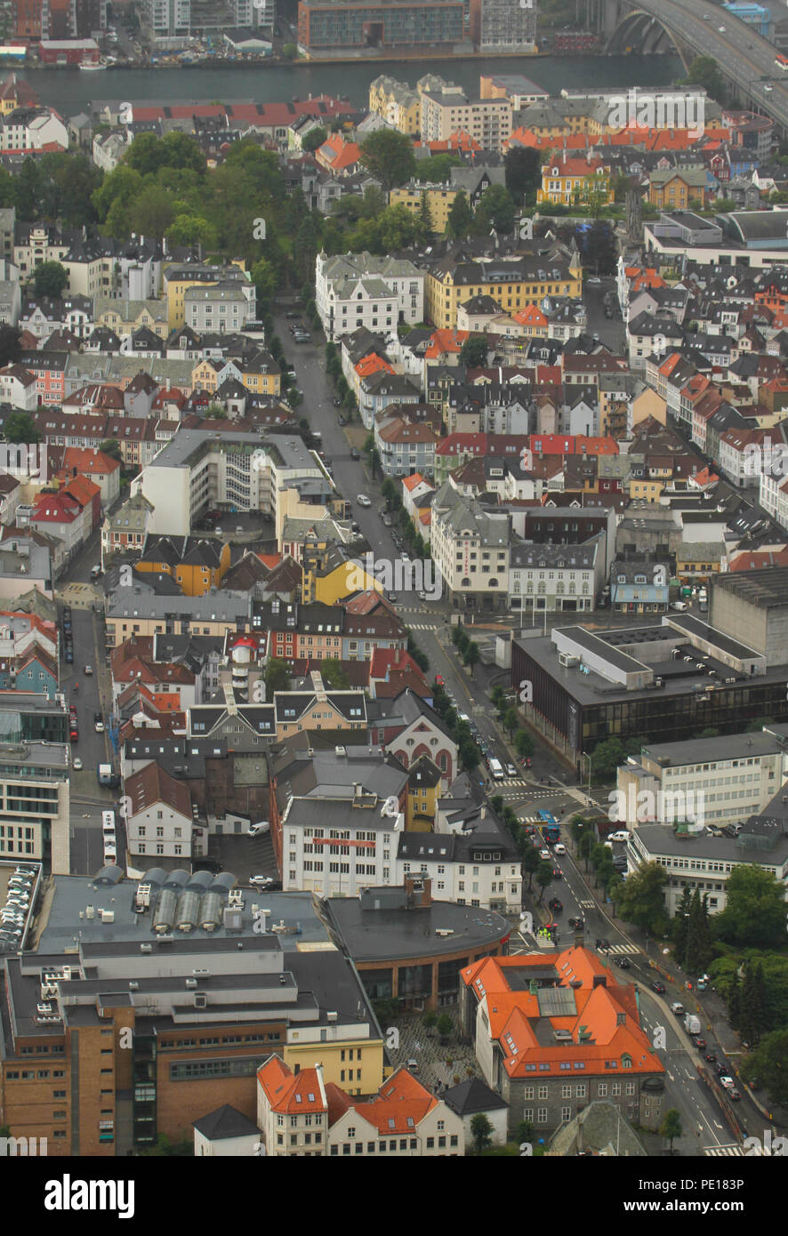 https www alamy es bergen noruega 9 de agosto de 2018 la ciudad de bergen la segunda ciudad mas grande de noruega visto desde 320 metros en la cumbre del monte floien la ciudad fue durante muchos anos el centro de comercio entre noruega y el resto de europa y ahora es generalmente el punto de partida para las expediciones al pais los 900 anos de la ciudad vieja se vaporiza sus raices desde la epoca vikinga con bryggen el embarcadero hanseatic ser remenant desde este momento y hoy alberga a muchas de las ciudades restaurantes pubs tiendas de artesania y los museos foto david mbiyu image215157930 html