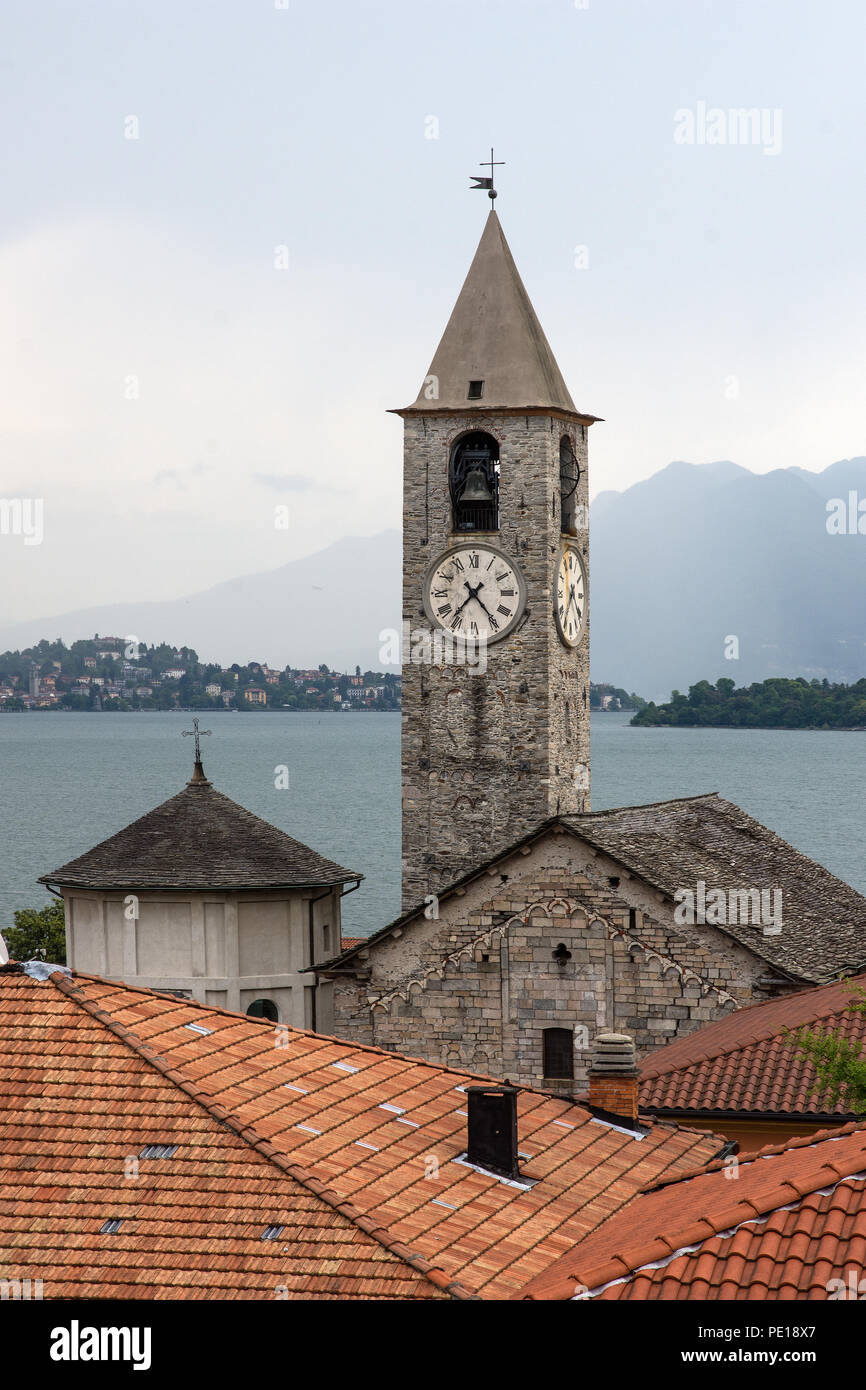 Vista desde la terraza de la azotea del Hotel Rosa Baveno Italia con vista de la iglesia, la torre del reloj y el Lago Maggiore Foto de stock