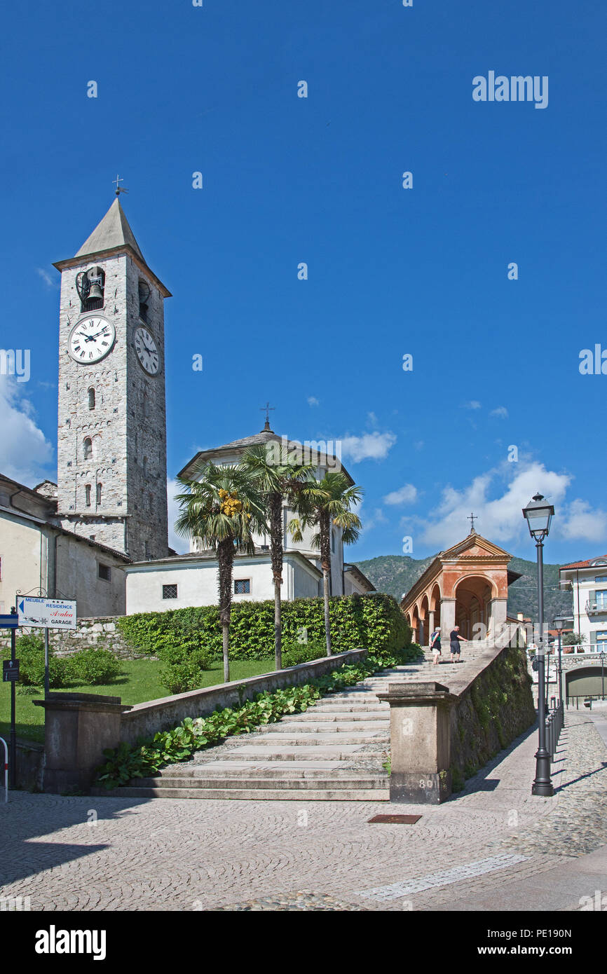 Escalera en el reloj y el campanario de la Iglesia de Los Santos y Gervaso Protaso en Baveno en el Lago Maggiore, Italia Foto de stock