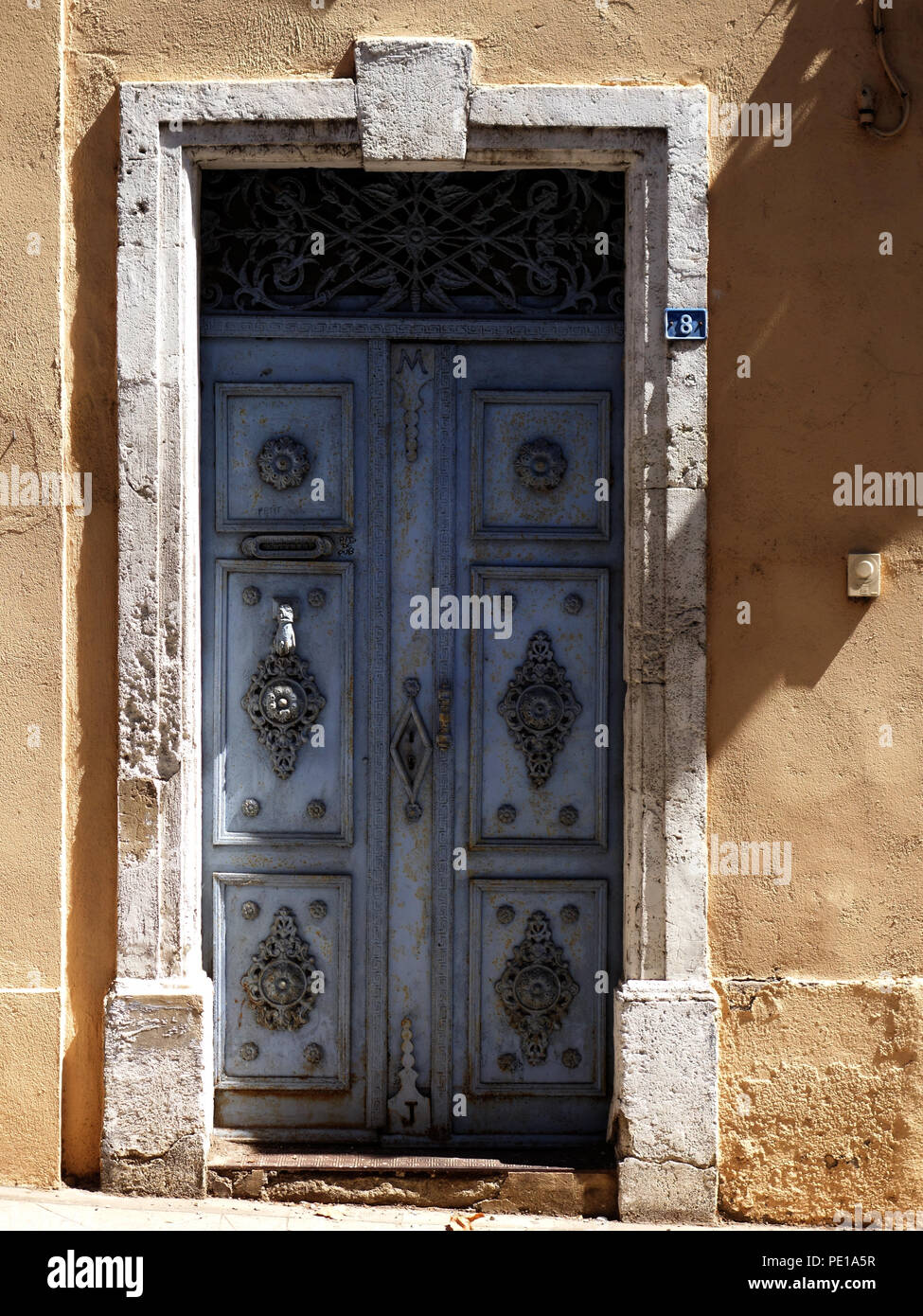 Puerta principal pesada fotografías e imágenes de alta resolución - Página  3 - Alamy