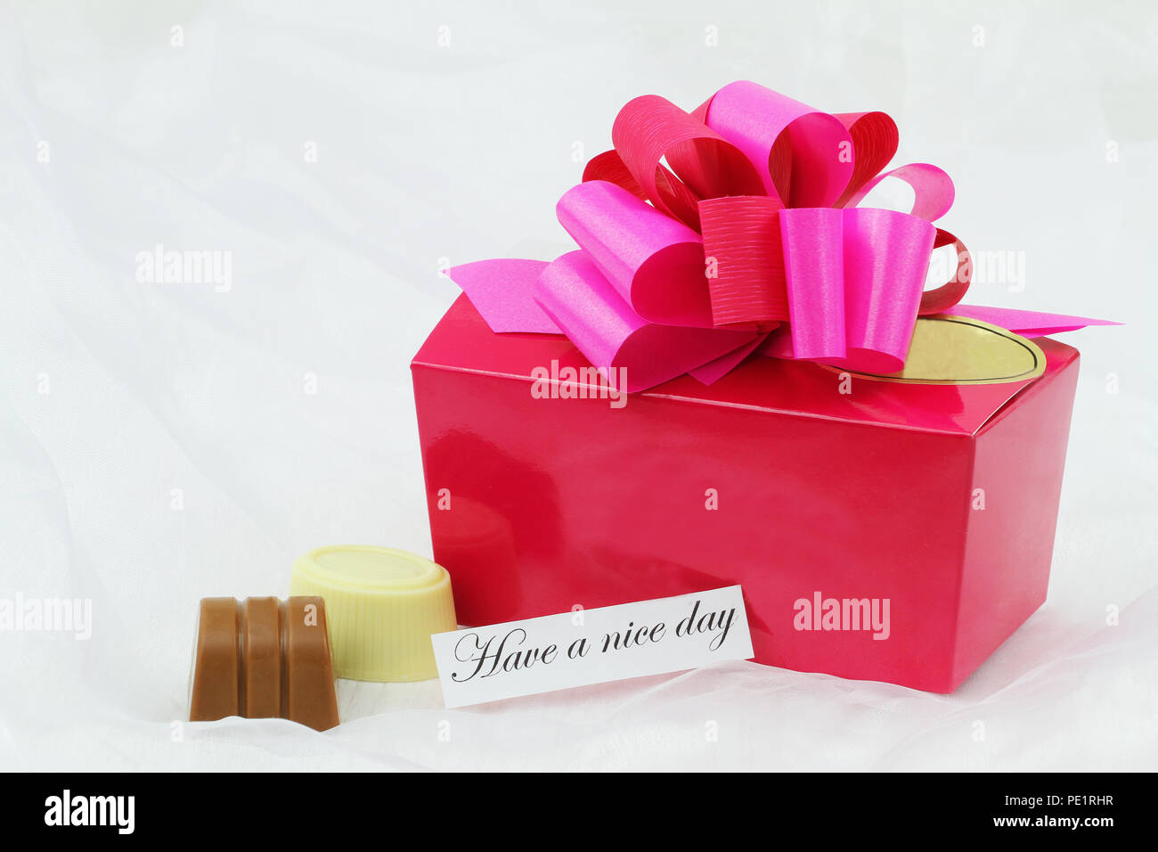 Que tengas un buen día con tarjeta rosa caja de bombones Foto de stock