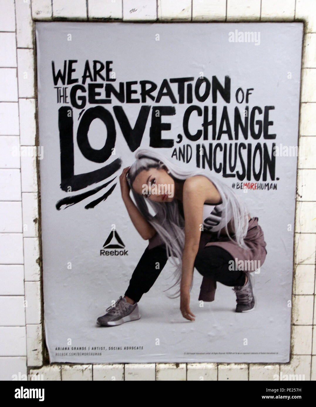 Nueva York, Estados Unidos. 11 de agosto de 2018. ***Sólo para uso  editorial*** Ariana Grande en el nuevo anuncio de Reebok Reebok más  Human-Celebrating Mujeres Poderosas en la estación de metro de