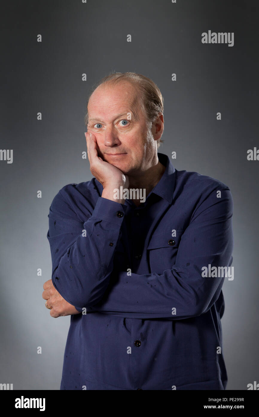 Edimburgo, Reino Unido. 12 de agosto, 2018. Adrian Edmondson, Inglés el cómico, actor, escritor, músico, director y presentador de televisión. Él es probablemente mejor conocido por sus personajes cómicos en la serie de televisión "The Young Ones (1982-84) e inferior (1991-95), representado en el Festival Internacional del Libro de Edimburgo. Edimburgo, Escocia. Foto por Gary Doak / Alamy Live News Foto de stock