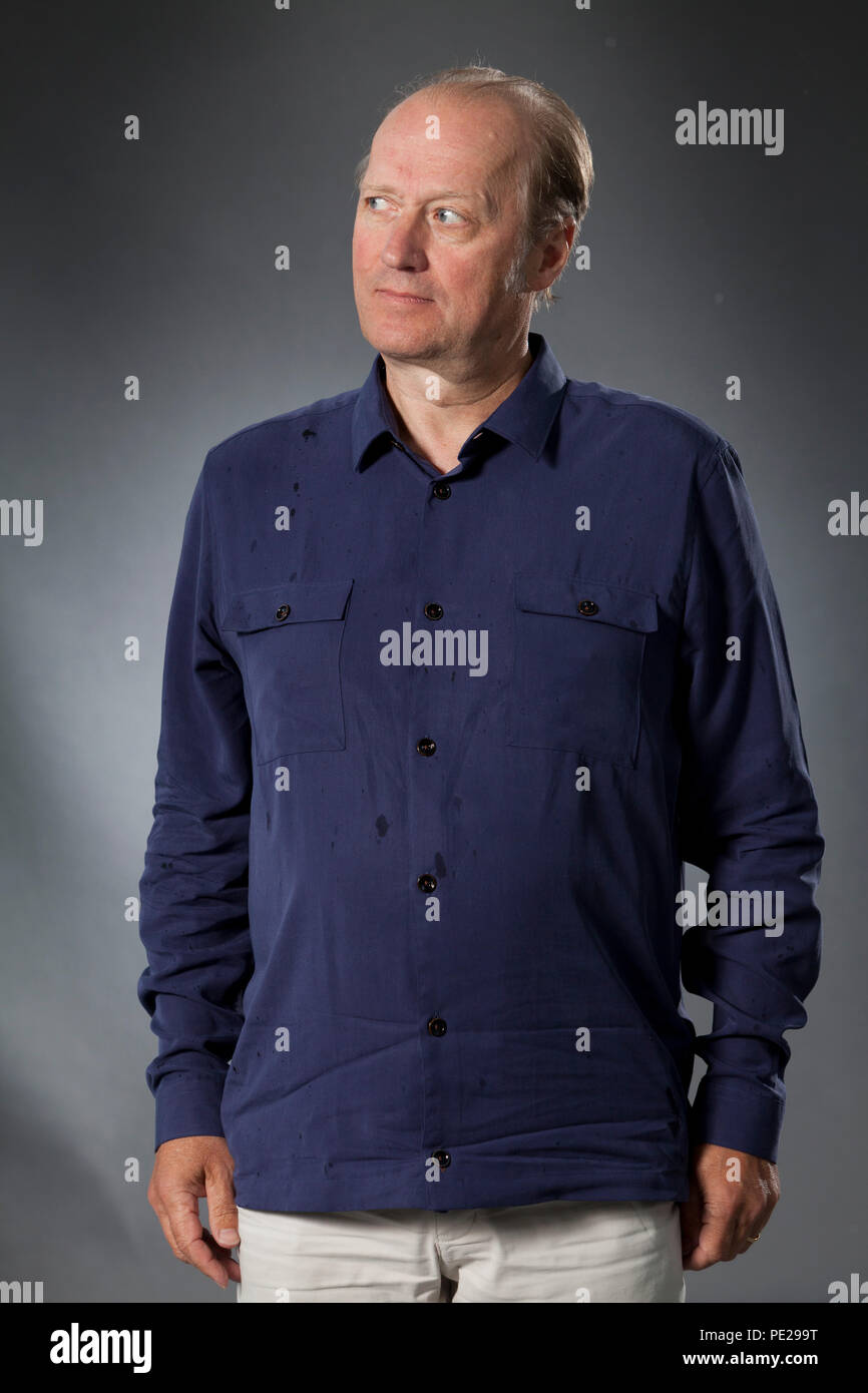 Edimburgo, Reino Unido. 12 de agosto, 2018. Adrian Edmondson, Inglés el cómico, actor, escritor, músico, director y presentador de televisión. Él es probablemente mejor conocido por sus personajes cómicos en la serie de televisión "The Young Ones (1982-84) e inferior (1991-95), representado en el Festival Internacional del Libro de Edimburgo. Edimburgo, Escocia. Foto por Gary Doak / Alamy Live News Foto de stock