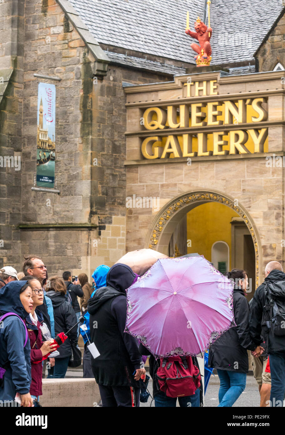 Holyrood, Edimburgo, Escocia, Reino Unido, 12 de agosto de 2018. El clima del Reino Unido: la lluvia y la niebla como los restos de la tormenta Debby golpea el capital no disuadir a los turistas en el Palacio de Holyrood. Personas haciendo cola en la Queen's Gallery celebración paraguas Foto de stock