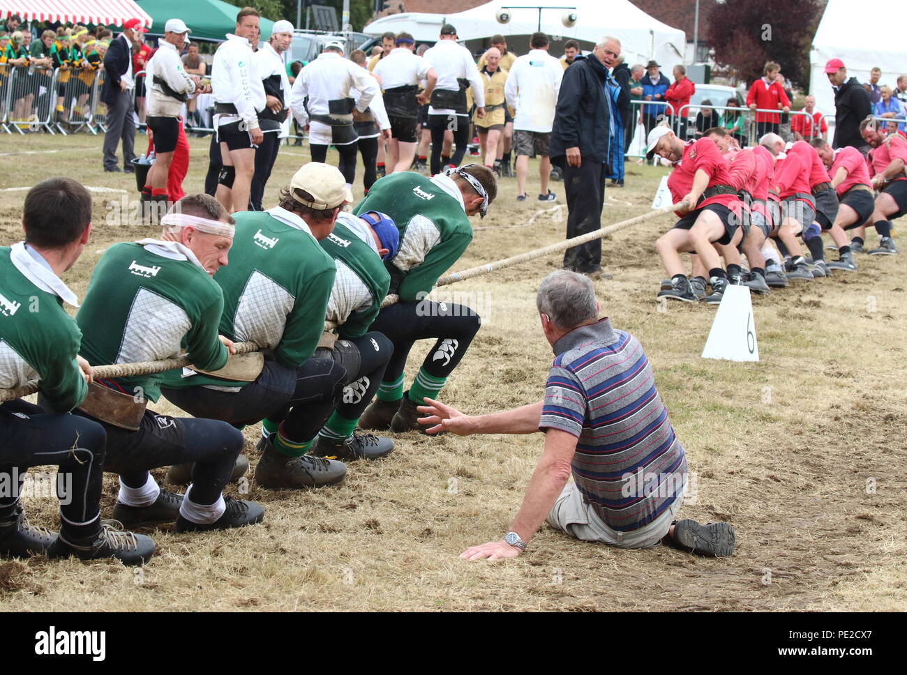 Cambridgeshire, Reino Unido. 12 de agosto de 2018. Golpeados Semi finalistas, Gortletteragh Ballygar - desde Irlanda - En el caso de 600 kg en el Reino Unido Tug of War campeonatos celebrados en Wyboston Lakes, St Neots, Cambridgeshire, Reino Unido el domingo 12 de agosto de 2018 Foto de Keith Mayhew Crédito: KEITH MAYHEW/Alamy Live News Foto de stock