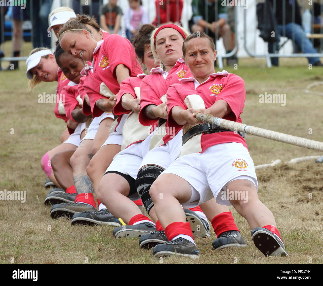 Cambridgeshire, Reino Unido. 12 de agosto de 2018. Señoras del ejército en acción en el Reino Unido Tug of War campeonatos celebrados en Wyboston Lakes, St Neots, Cambridgeshire, Reino Unido el domingo 12 de agosto de 2018 Foto de Keith Mayhew Crédito: KEITH MAYHEW/Alamy Live News Foto de stock