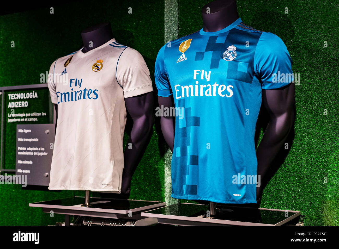 MADRID, España - 25 de marzo de 2018, Oficiales: tienda de ropa y atributos deportivos para los fans del Real Madrid Club de Fútbol Fotografía de stock - Alamy