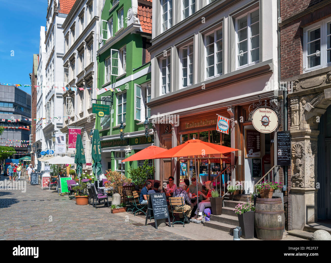 Cafeterías y bares en la histórica (Deichstraße Deichstrasse) en el Altstadt (casco antiguo), Hamburgo, Alemania. Foto de stock