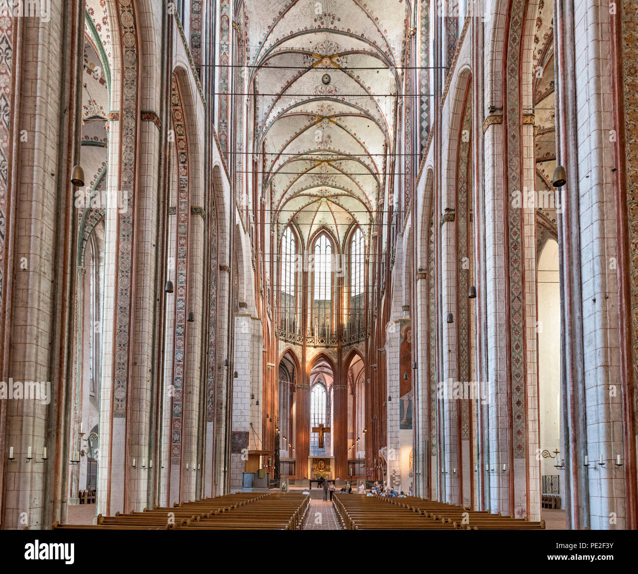 Interior de la Marienkirche (St Mary's Church), Lubeck, Schleswig-Holstein, Alemania Foto de stock