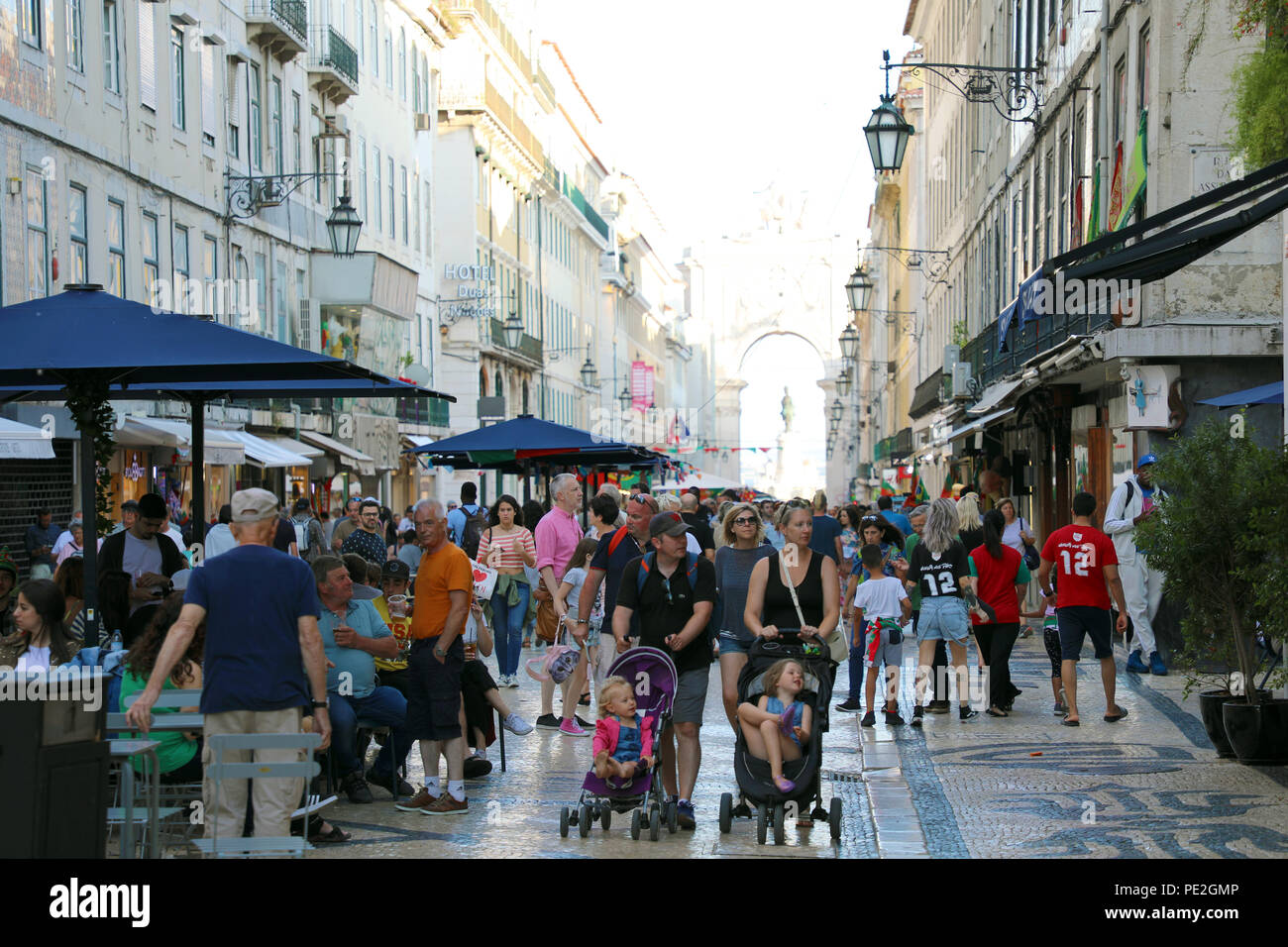 Lisboa, Portugal - Junio 25, 2018: multitud de gente en la calle Rua Augusta durante el verano en Lisboa, Portugal. Foto de stock