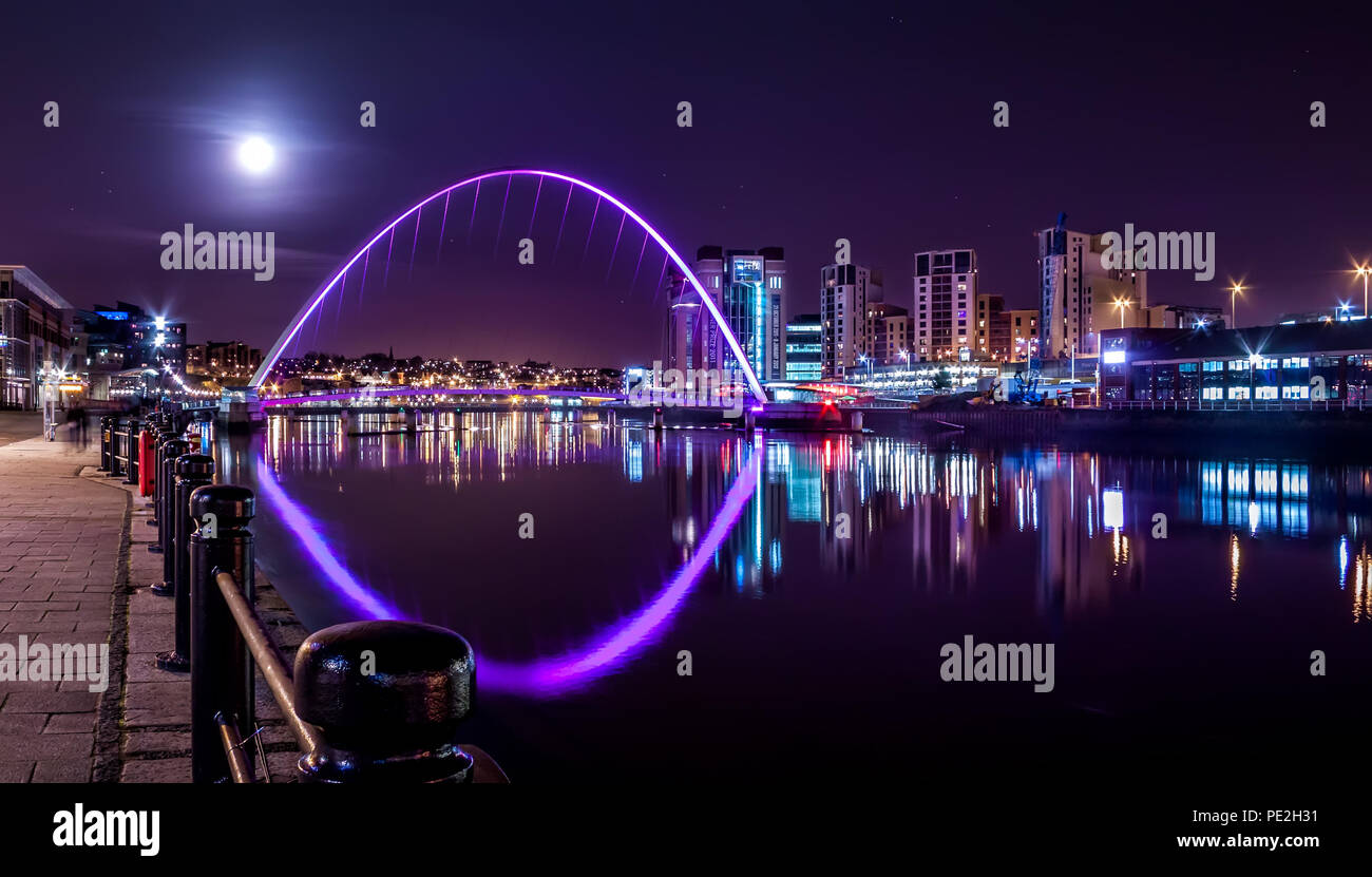 Millennium Bridge under Night Sky and Full Moon, Newcastle upon Tyne, Reino Unido Foto de stock