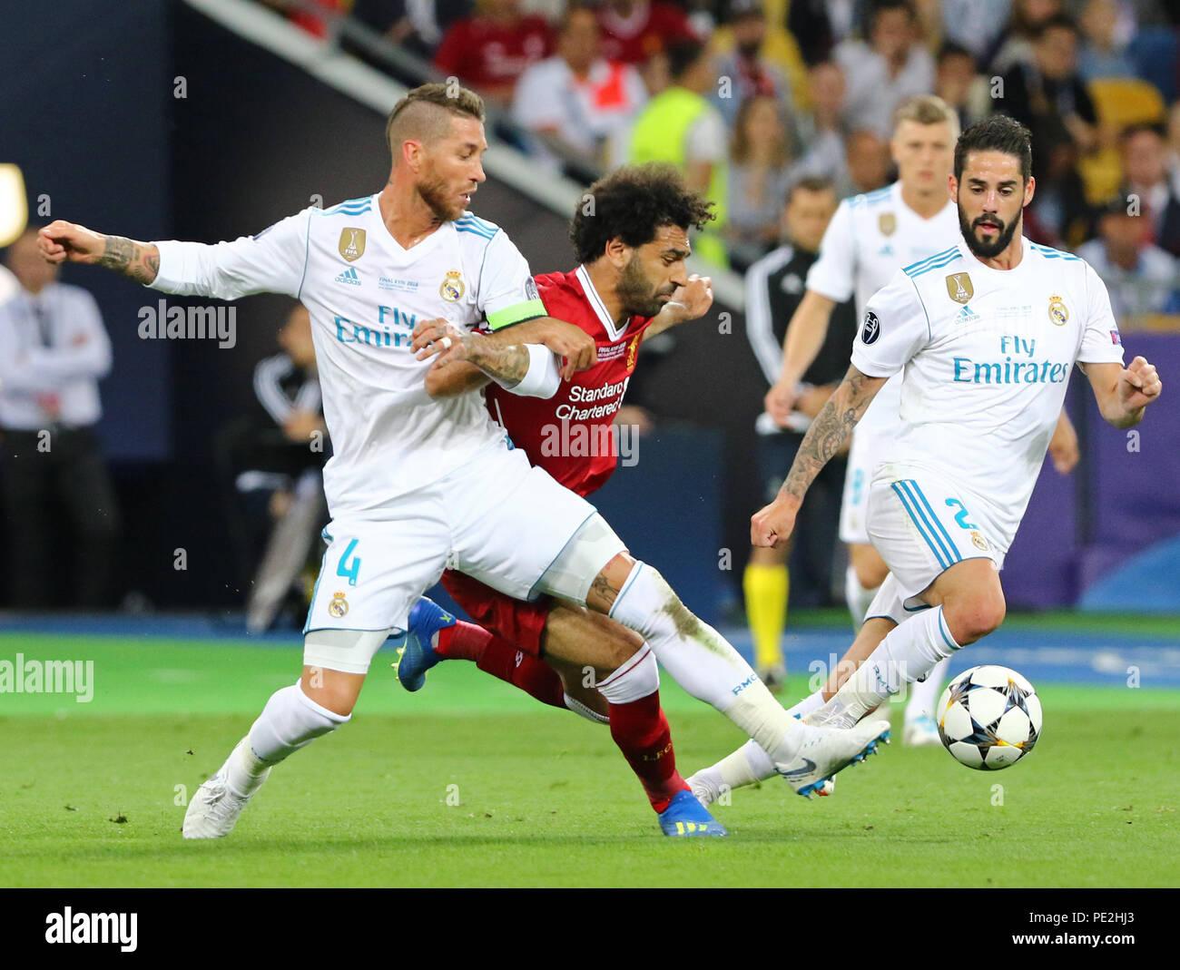 Kiev, Ucrania - 26 de mayo de 2018: Sergio Ramos del Real Madrid (L) lucha  por un