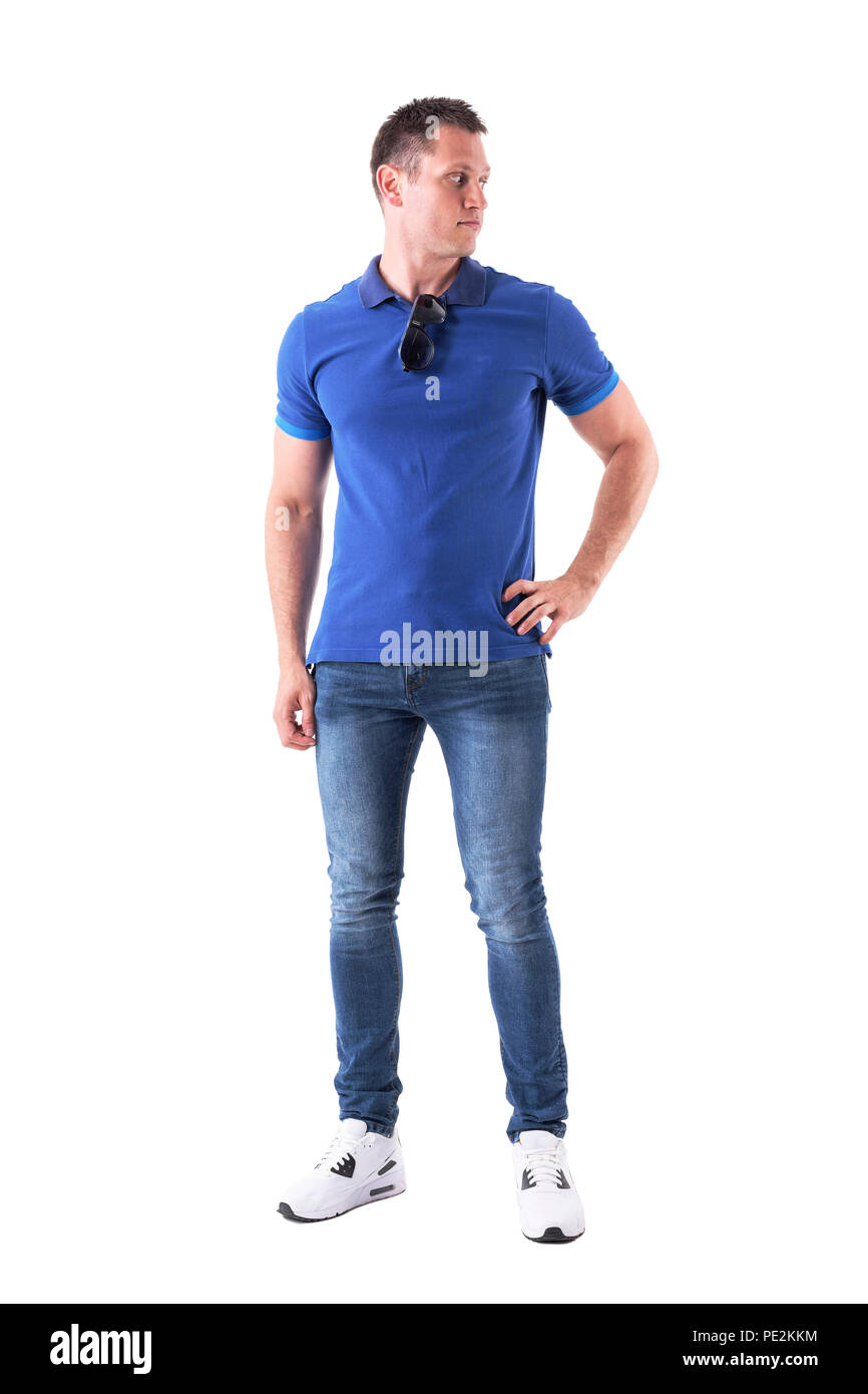 Cool seguros casual hombre adulto en azul camisa de polo y jeans apartar la  mirada por encima del hombro. Cuerpo completo aislado sobre fondo blanco  Fotografía de stock - Alamy