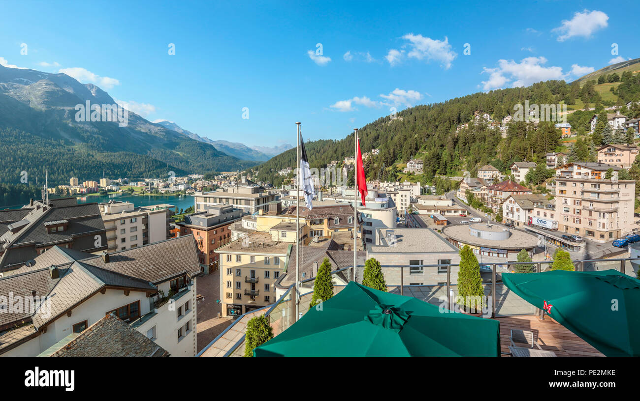 Terraza con vistas a St.Moritz, Engadin, Graubuenden, Suiza Foto de stock