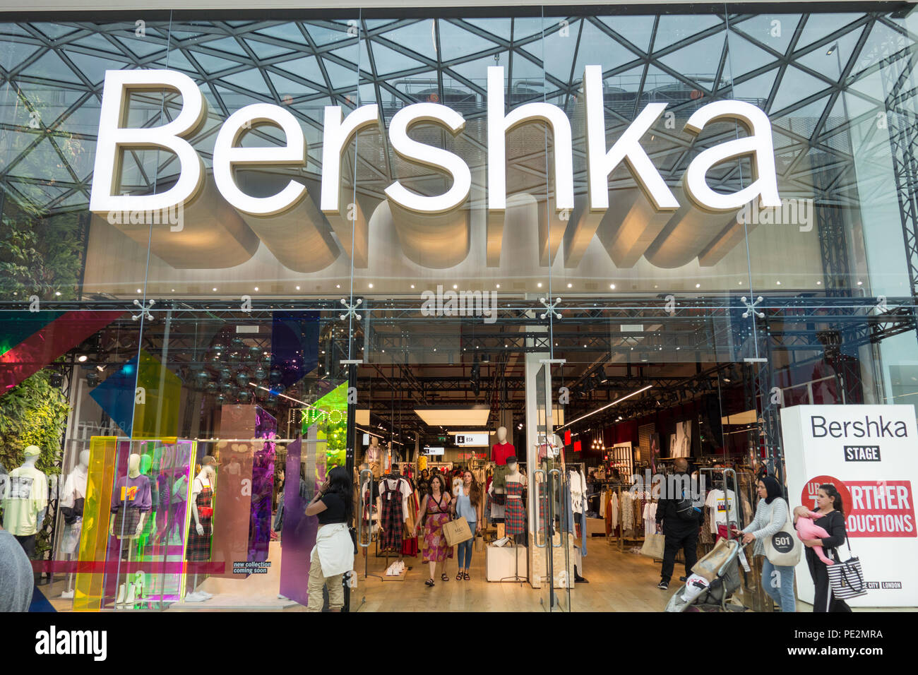 Bershka tienda de moda, el centro comercial Westfield, Ariel, ciudad  blanca, Londres, W12, REINO UNIDO Fotografía de stock - Alamy