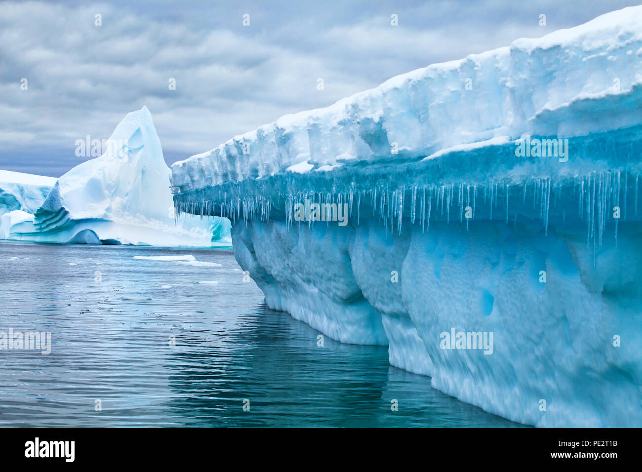 El calentamiento global y el problema del entorno de la ecología, el concepto de fusión de hielo en la Antártida Foto de stock
