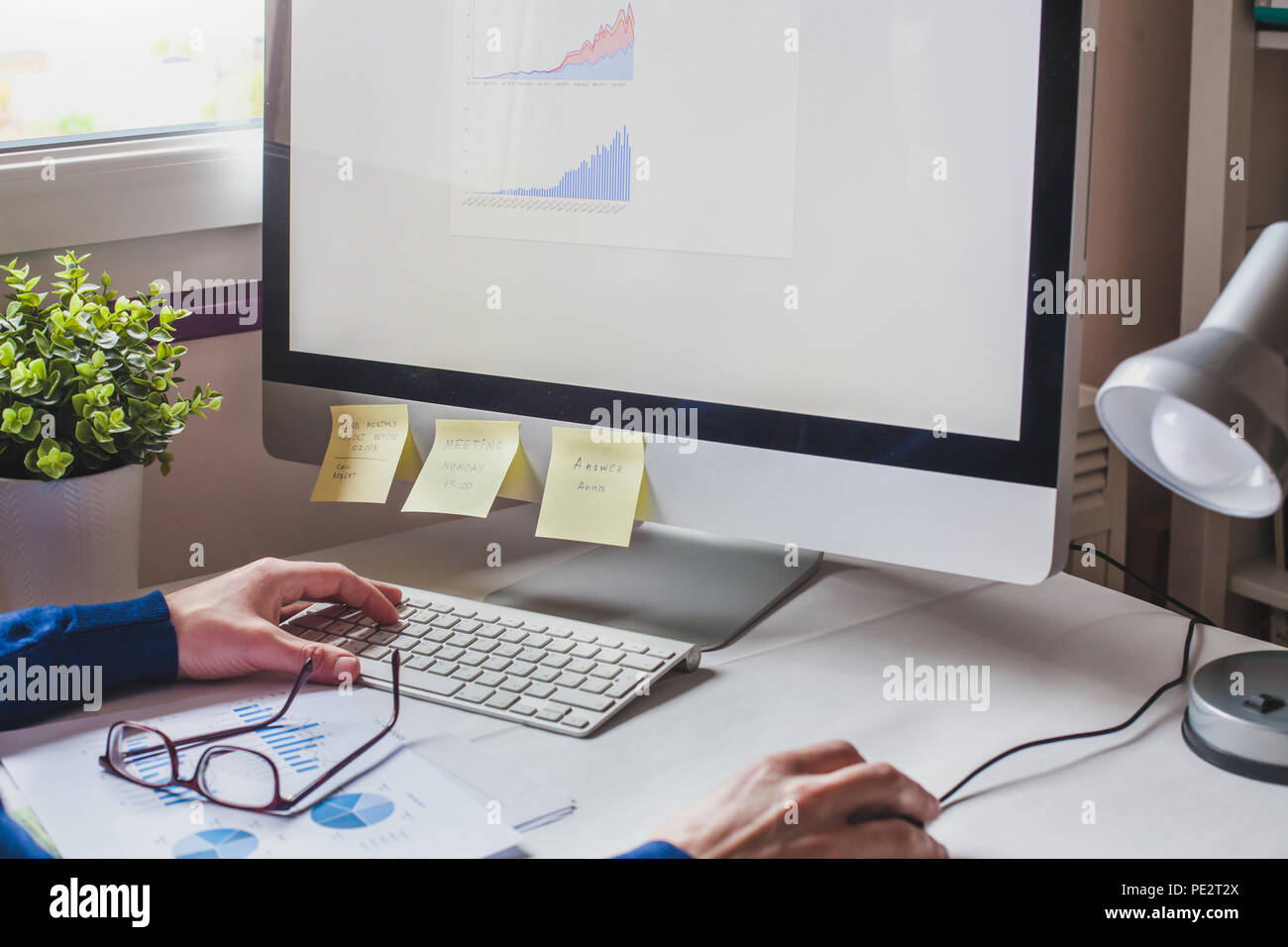 Hombre de negocios analizando informe financiero sobre la pantalla del ordenador, las finanzas análisis del desempeño de la compañía Foto de stock