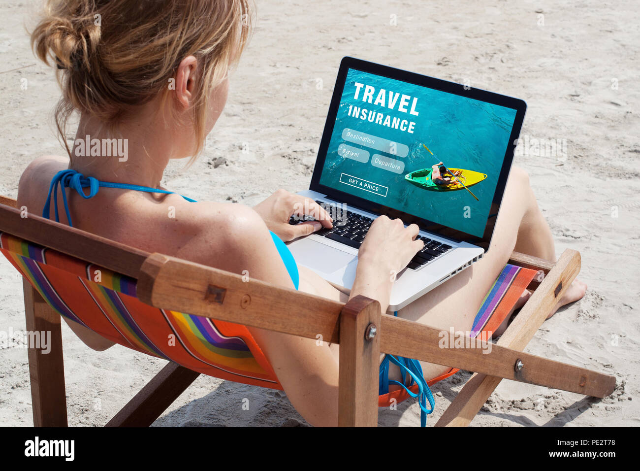 Seguro de viaje en-línea concepto, turista mirando la pantalla de ordenador Foto de stock