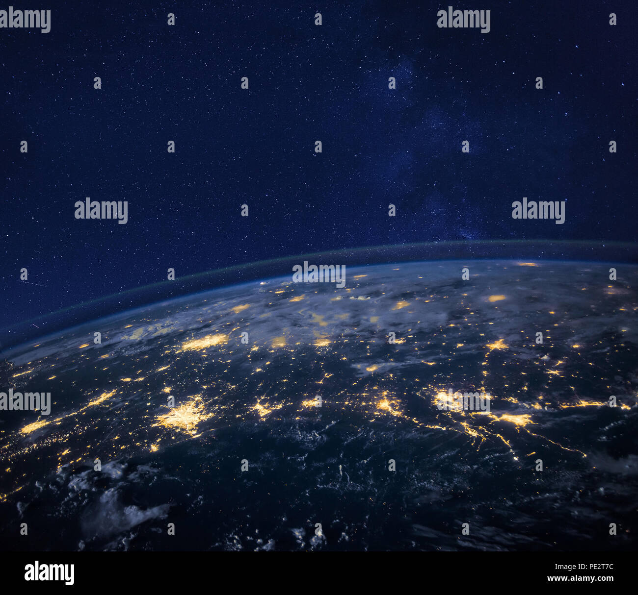 Vista nocturna del planeta Tierra desde el espacio, hermoso fondo con luces y estrellas, de cerca, la imagen original proporcionado por la NASA. Foto de stock