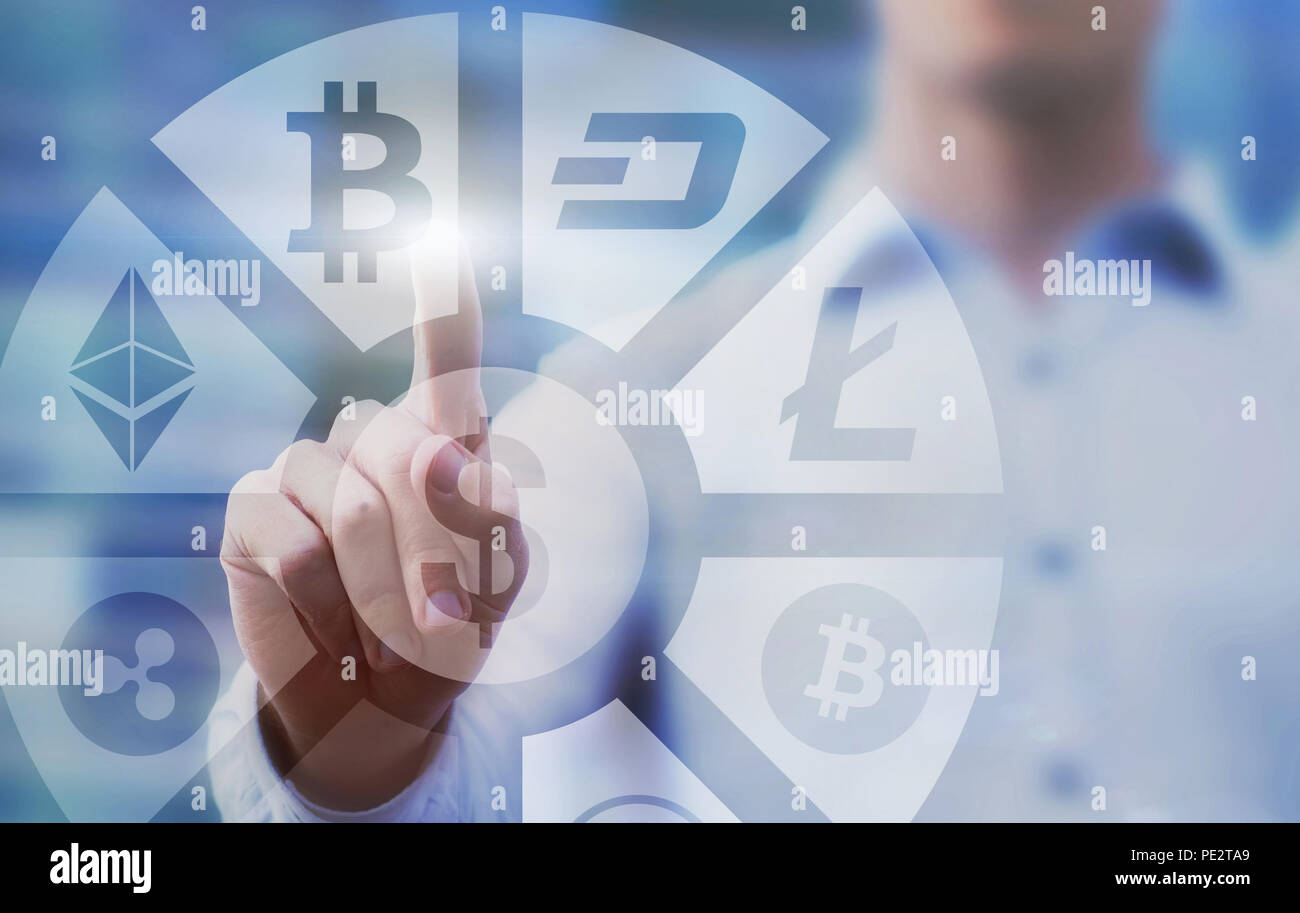 Hombre de negocios pulsando los botones con bitcoin litecoin ethereum, y en la interfaz de pantalla táctil virtual, concepto de dinero digital, cryptocurrency Foto de stock