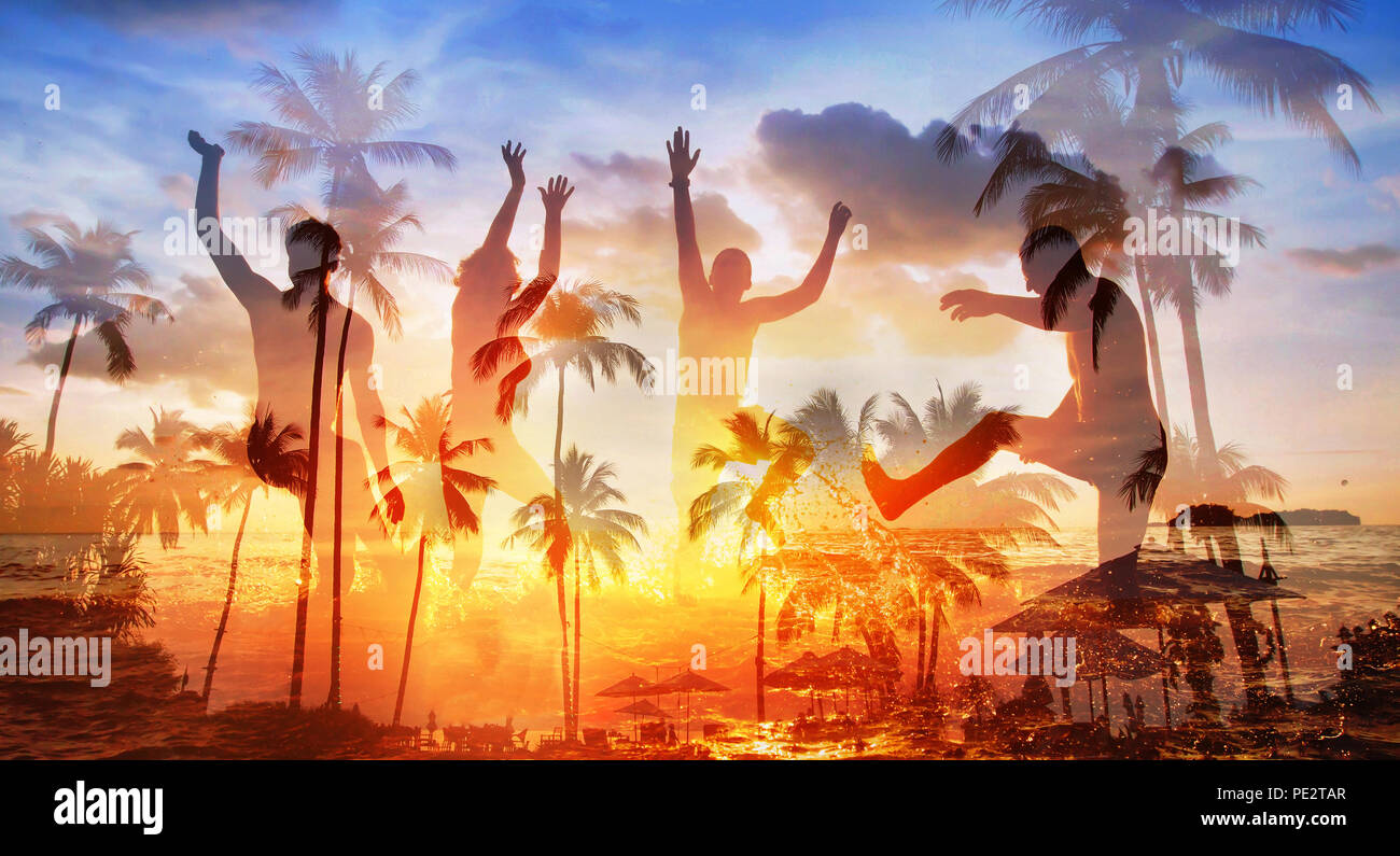 Fiesta en la playa, un grupo de amigos, divertirse juntos en el mar, jóvenes felices bailando, exposición doble banner Foto de stock