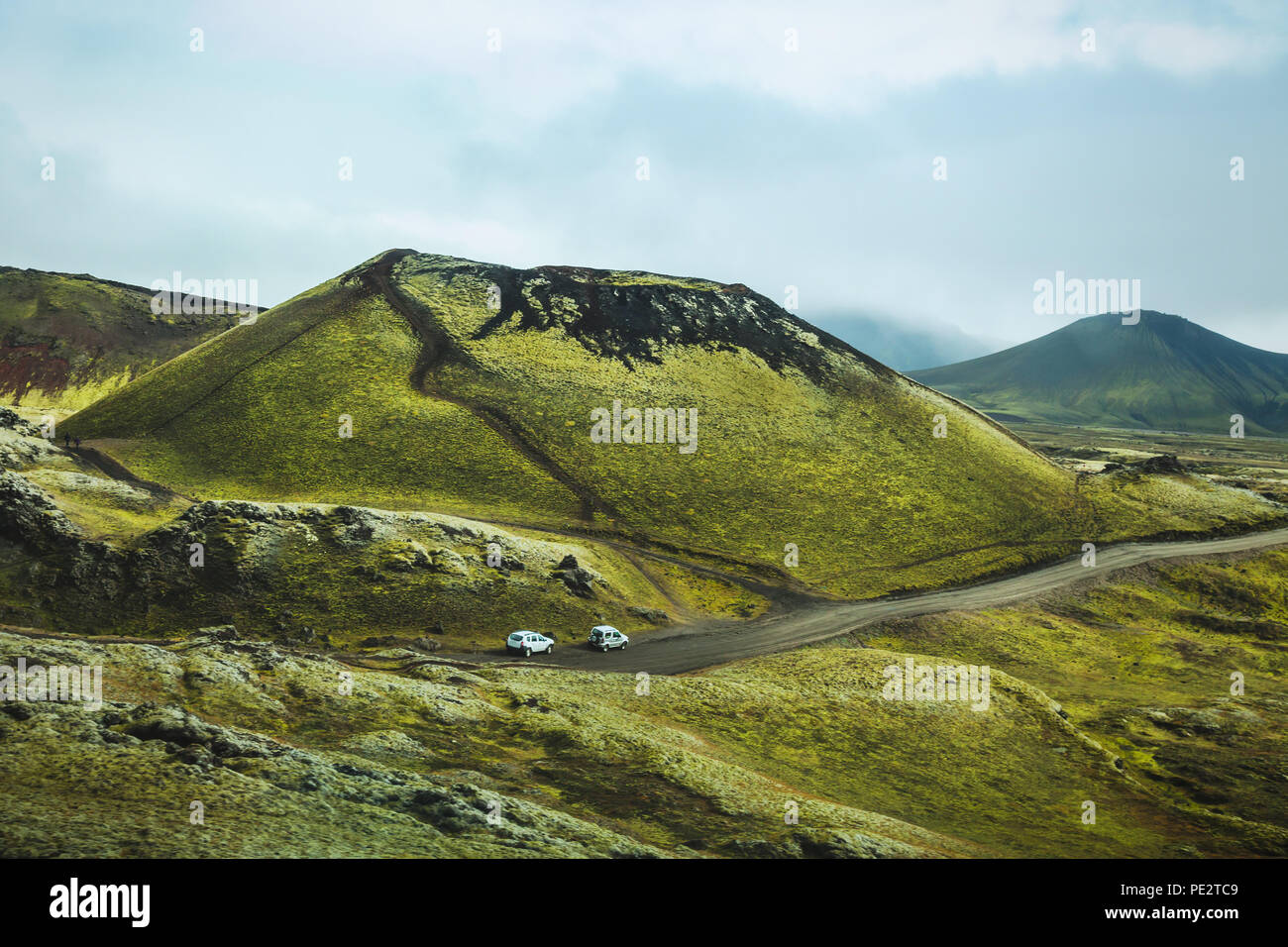 Conduciendo en coche en las tierras altas de Islandia, viajes off-road en el hermoso paisaje volcánico Foto de stock