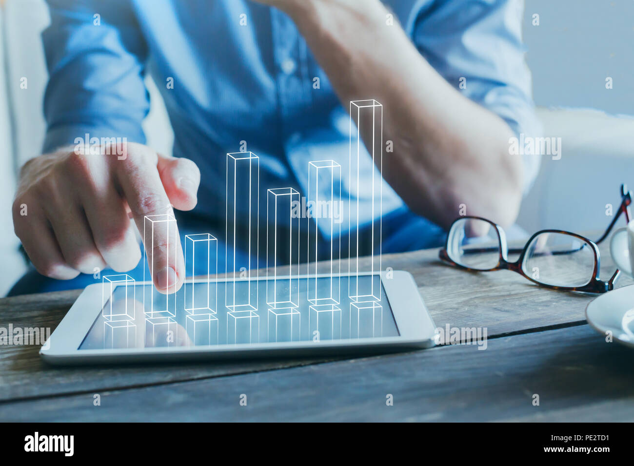 Empresario utilizando la tecnología digital para empresas start-up, gráfico de columnas 3D Foto de stock