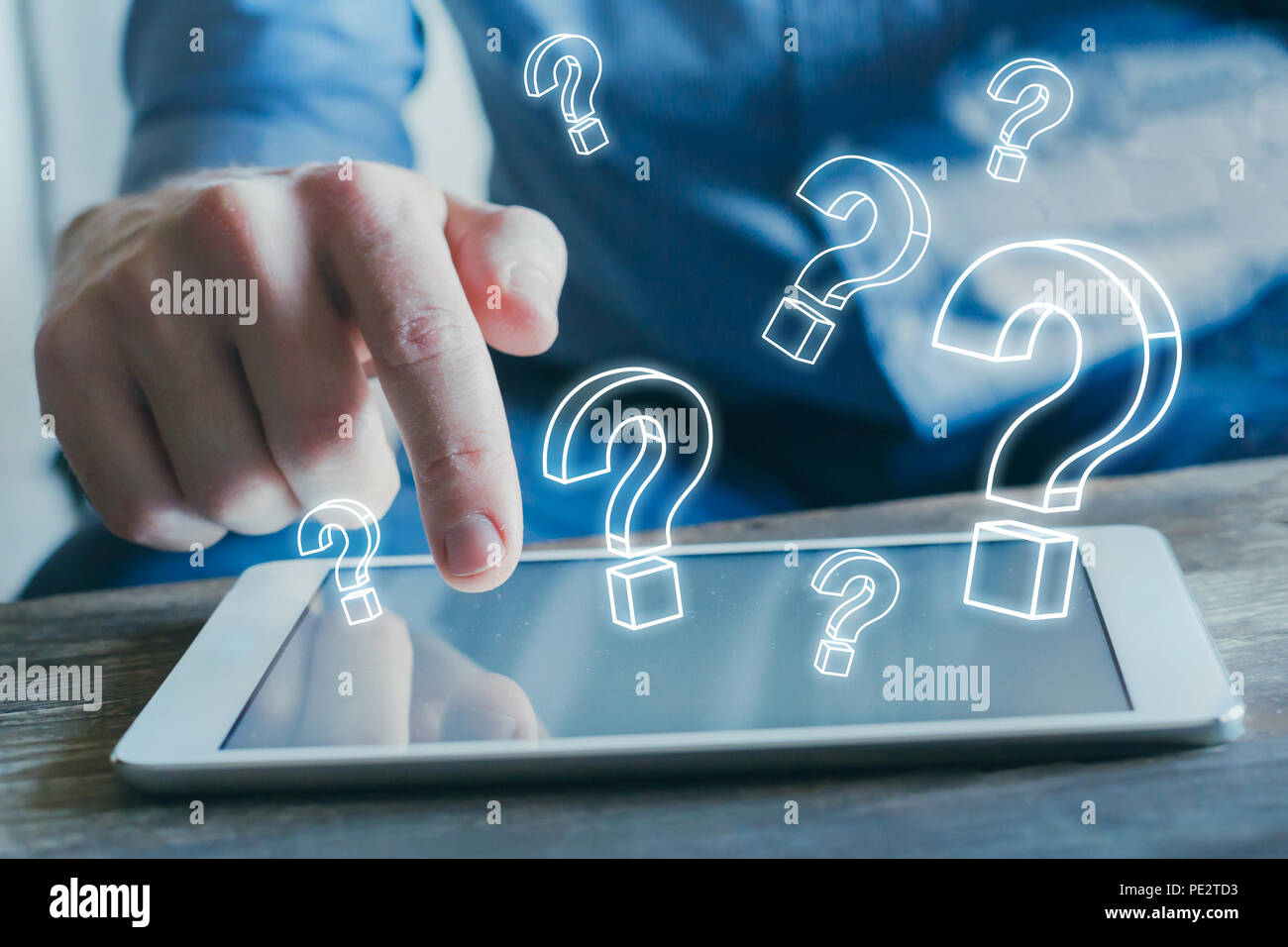 Muchas marcas quiestion desde la pantalla del tablet PC, encontrar respuesta en línea, preguntas frecuentes concepto, qué dónde, cuándo, cómo y por qué, buscar información en internet Foto de stock