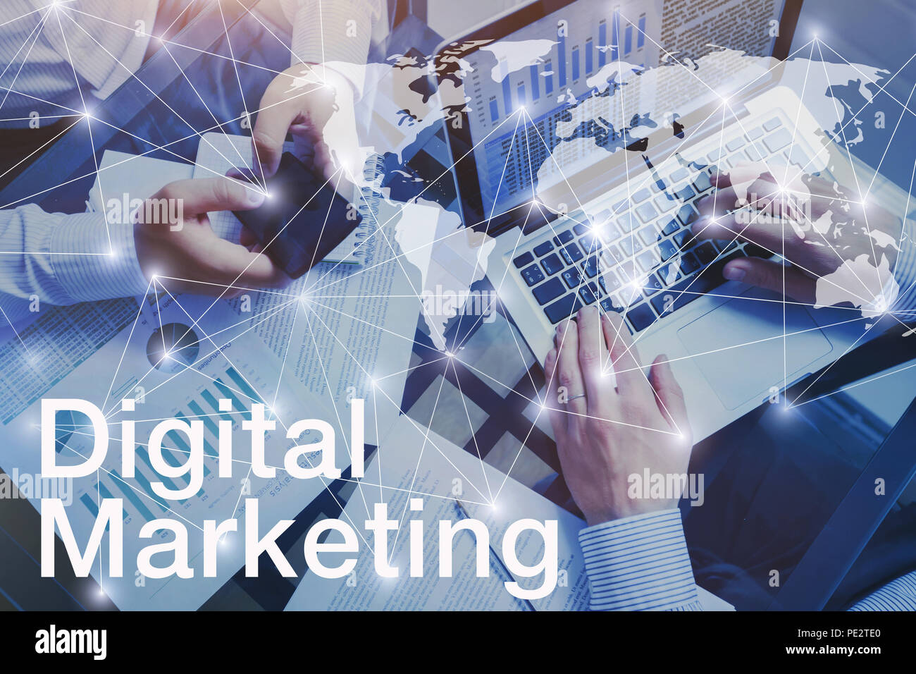 Concepto de marketing digital, de manos del equipo empresarial las personas trabajando en equipo Foto de stock