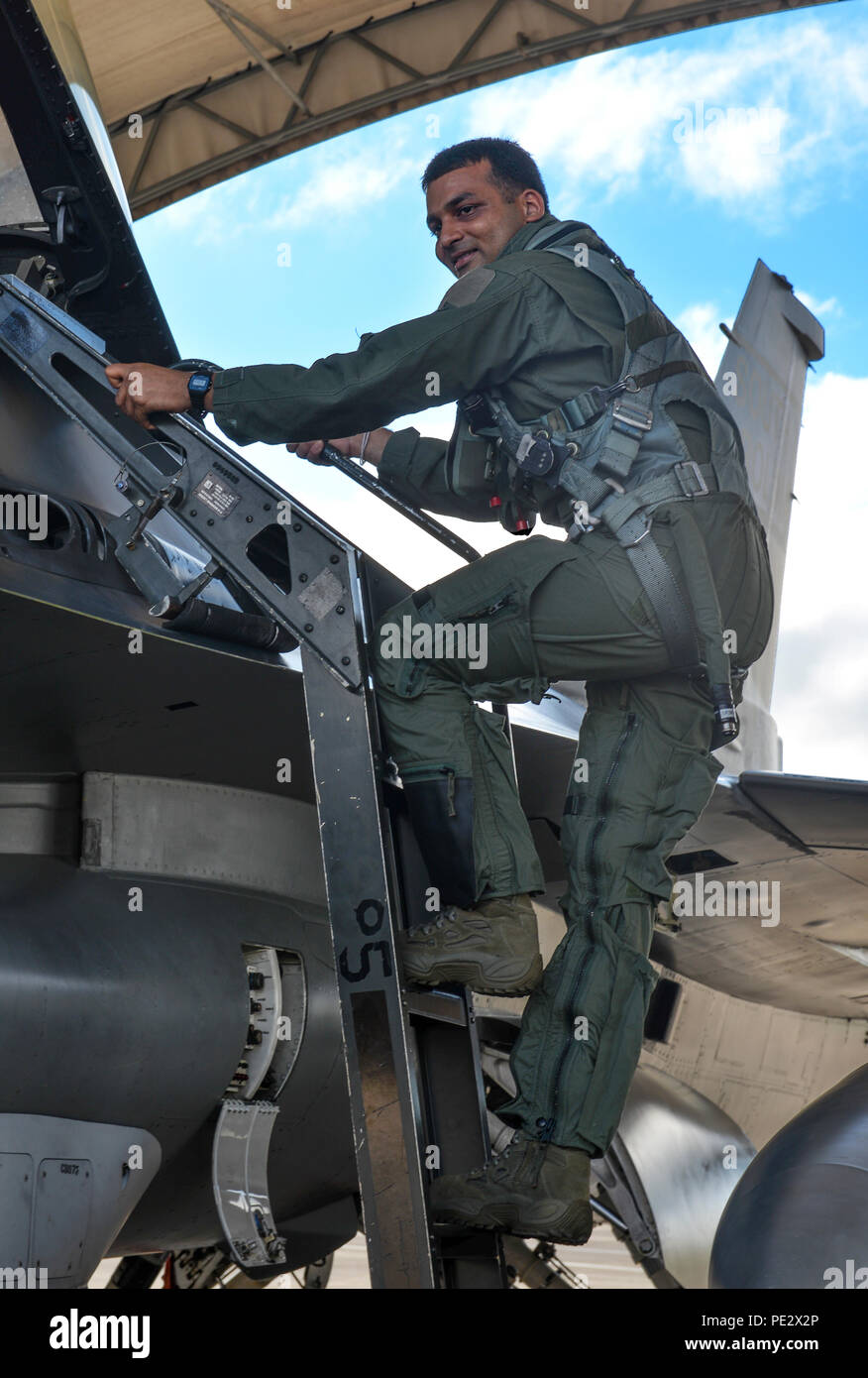 Aviador Senior Shrutit Patel, 33º grupo de mantenimiento Mantenimiento analista, sube a bordo de un F-16 Falcon combate asignados a la Guardia Nacional Aérea de Carolina del Sur la 169ª Ala de caza para un vuelo de incentivos en la base de la Fuerza Aérea de Eglin, Florida, el 17 de septiembre de 2015. El 169FW pasó dos semanas realizando capacitación en integración de quinta generación con el 58º Escuadrón de Combate. (Ee.Uu. La Fuerza Aérea Foto/Aviador Senior Andrea Posey) Foto de stock