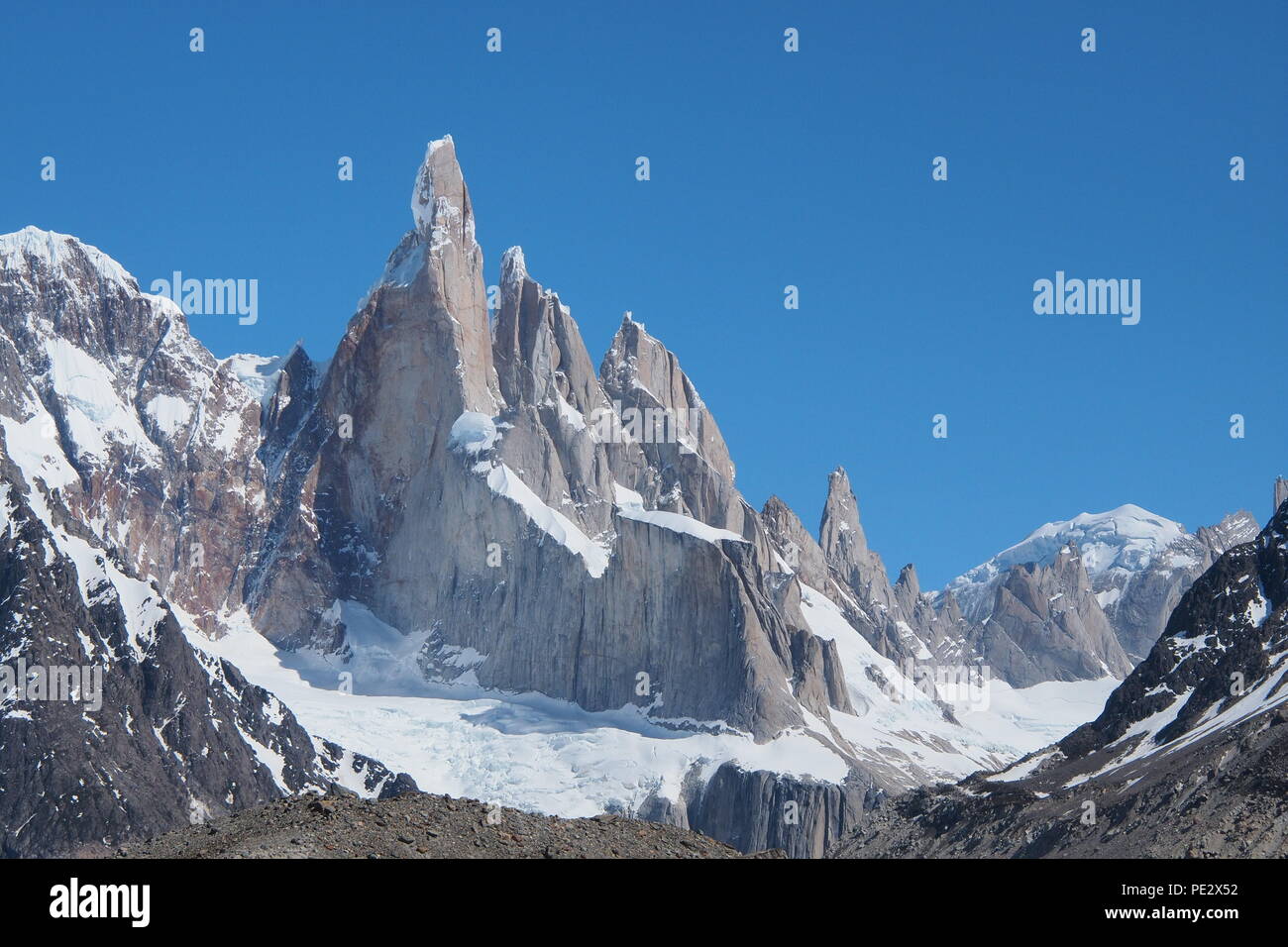 Célebre monte cerro torre y sus vecinos el monte torre Egger, punta herron en el parque nacional Los Glaciares, Patagonia, Argentina Foto de stock