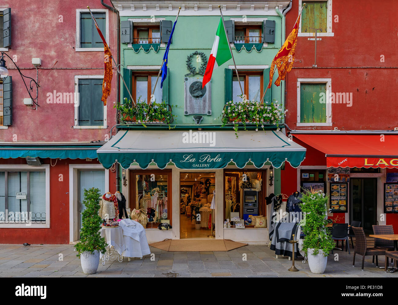 Burano, Italia - 25 de septiembre de 2017: la famosa tienda de encaje, La  Perla en una brillante y colorida casa en la isla de Burano, cerca de  Venecia (Italia), el cual