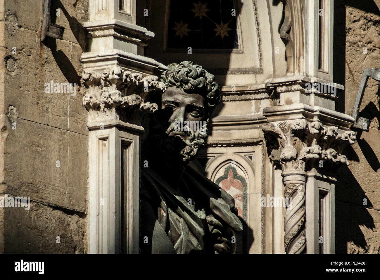 Florencia-Febrero 16: la estatua de san Lucas(réplica) por Giambologna en el exterior de la iglesia de Orsanmichele,Florencia,Italia,en febrero 16,2012. Foto de stock