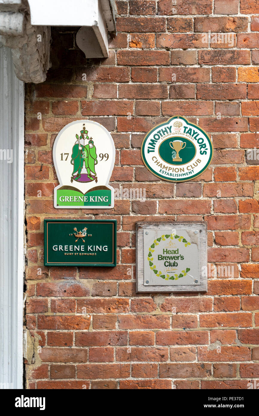 Cerveza y cerveza relacionadas placas en un muro exterior de un pub británico Foto de stock