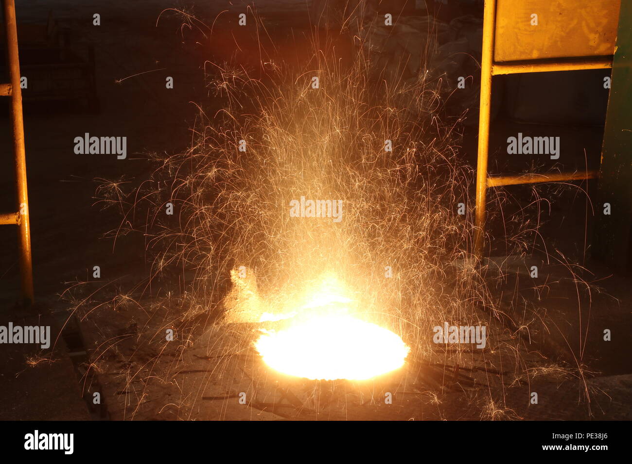 El metal fundido en el horno de inducción para la fabricación de hierro de  fundición Fotografía de stock - Alamy