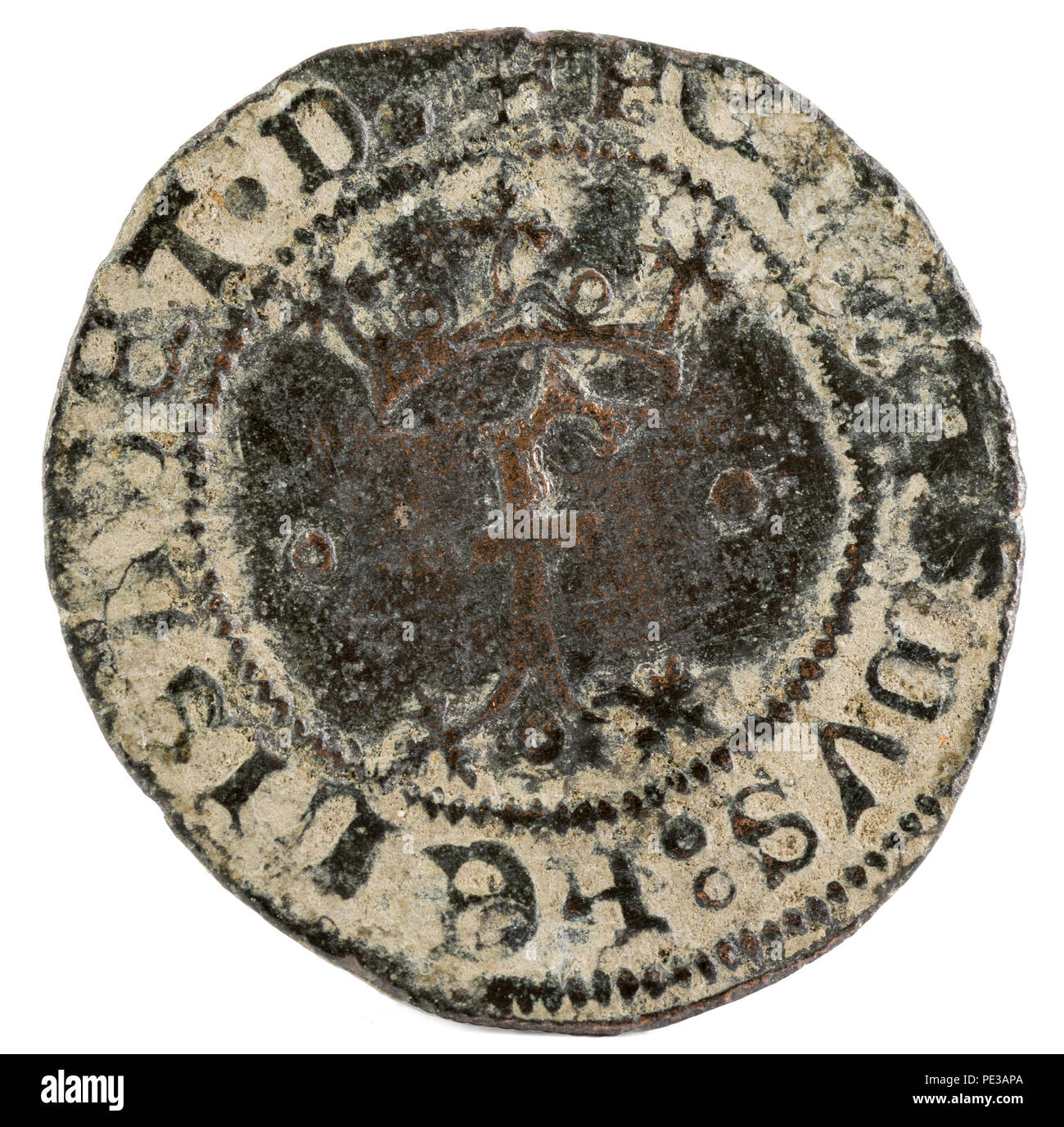 Antigua moneda de cobre española de los reyes Fernando e Isabel. Reyes Católicos. Acuñado en Segovia. Blanca. Anverso. Foto de stock