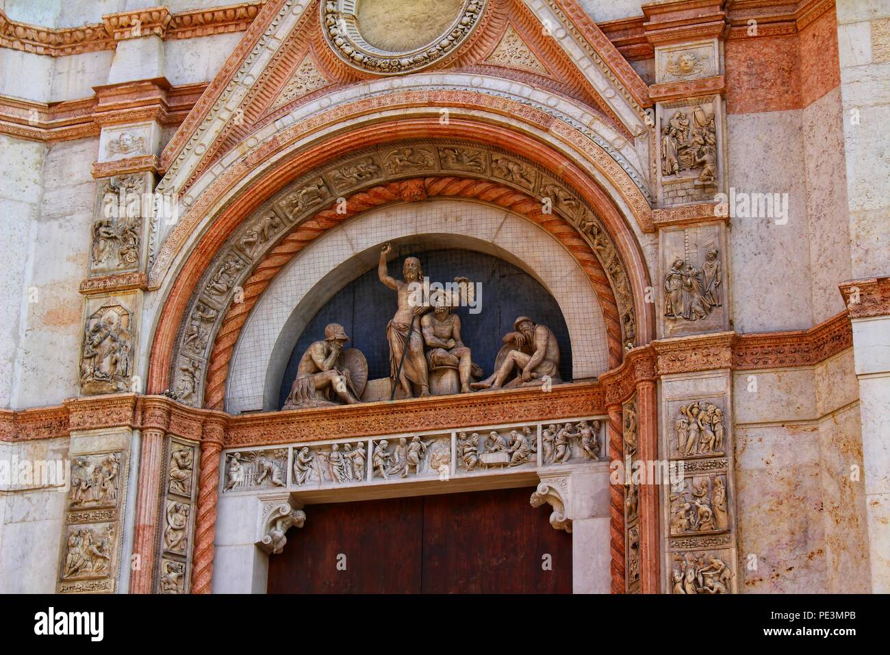 Elementos arquitectónicos y decorativos de la fachada de la catedral de San  Pedro en Bologna, Italia Fotografía de stock - Alamy