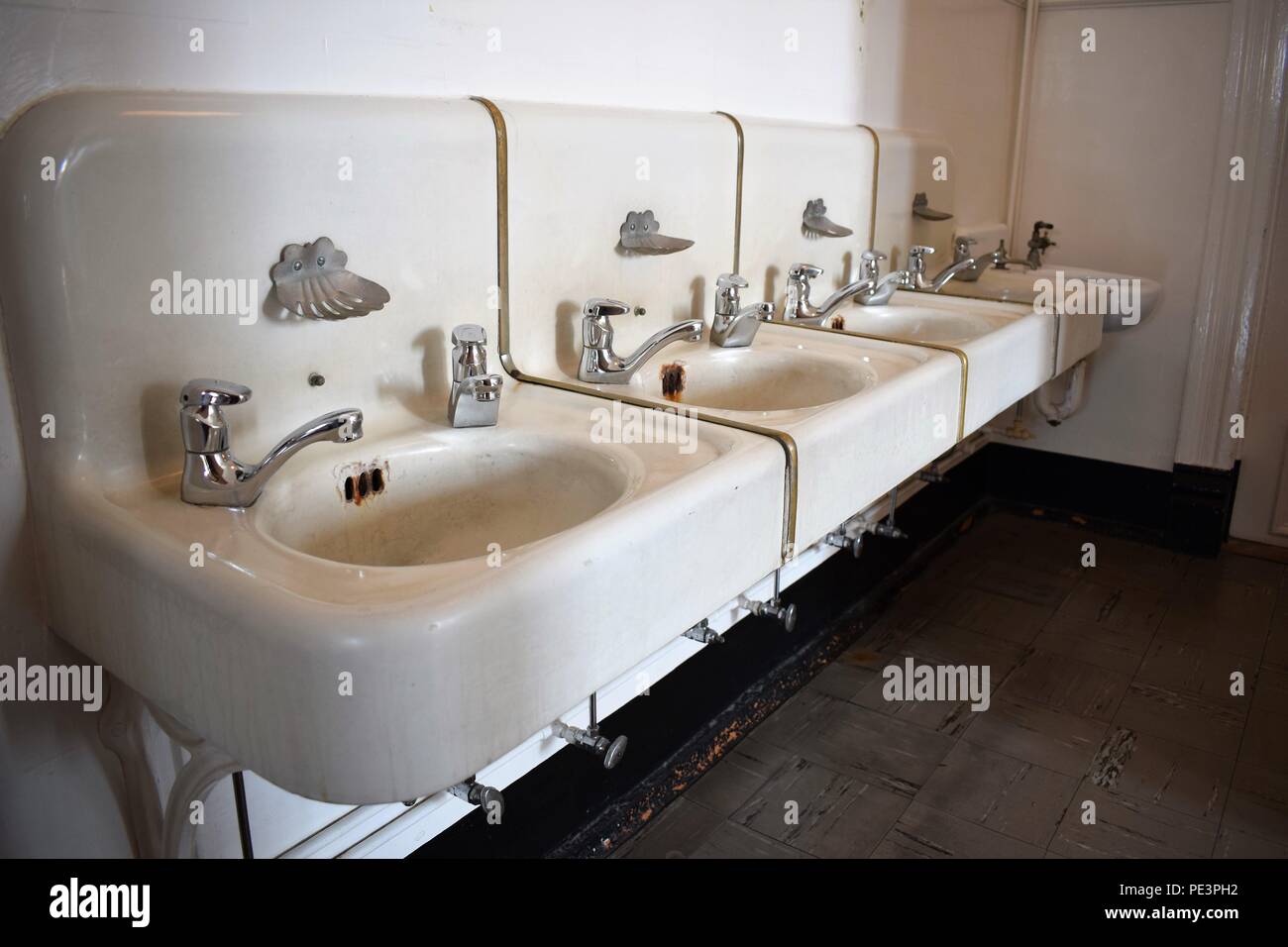 Vintage público de varios Grifo lavabo - EE.UU Fotografía de stock