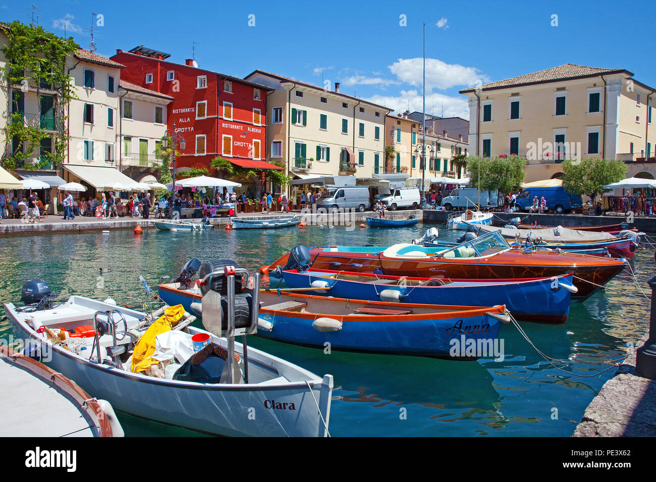 Boote im Hafen von Lazise Provinz Gardasee, Verona, Italien | Barcos en el puerto de Lazise, Lago de Garda, en la provincia de Verona, Italia Foto de stock