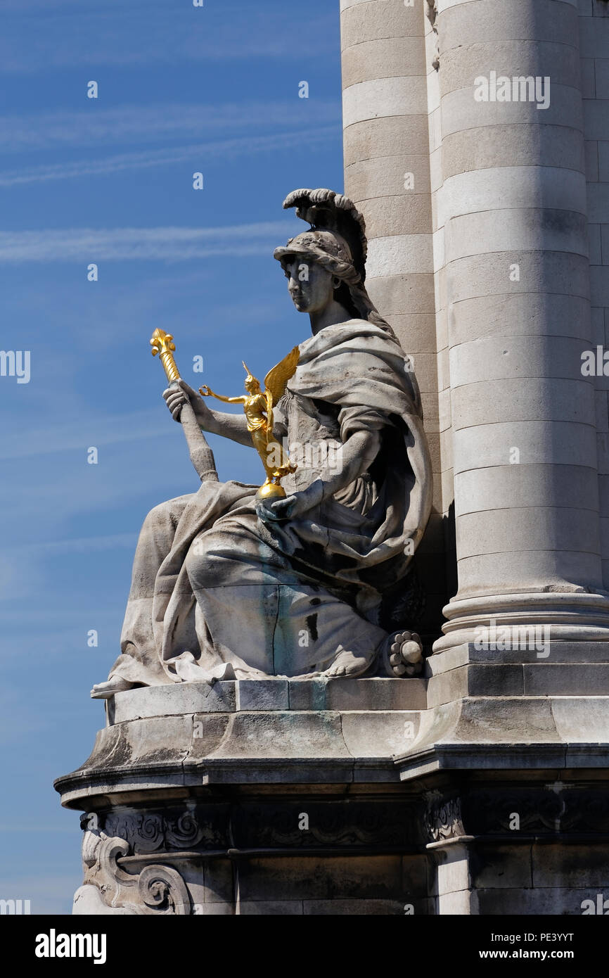 Cerca de distintas esculturas, estatuas sobre pilares en el Alexander lll bridge, el Grand Palais de los Campos Elíseos, París, Francia. Foto de stock