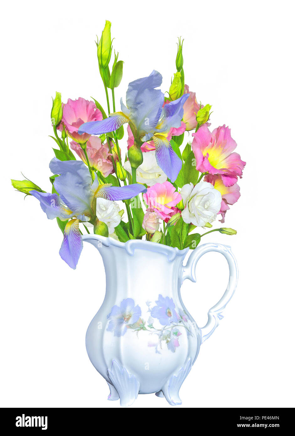 Bouquet de rosas con tierno amarillo Eustoma Lisianthus Iris azul y flores en antiguos vintage jarra de porcelana de cerca, aislado sobre fondo blanco. Foto de stock