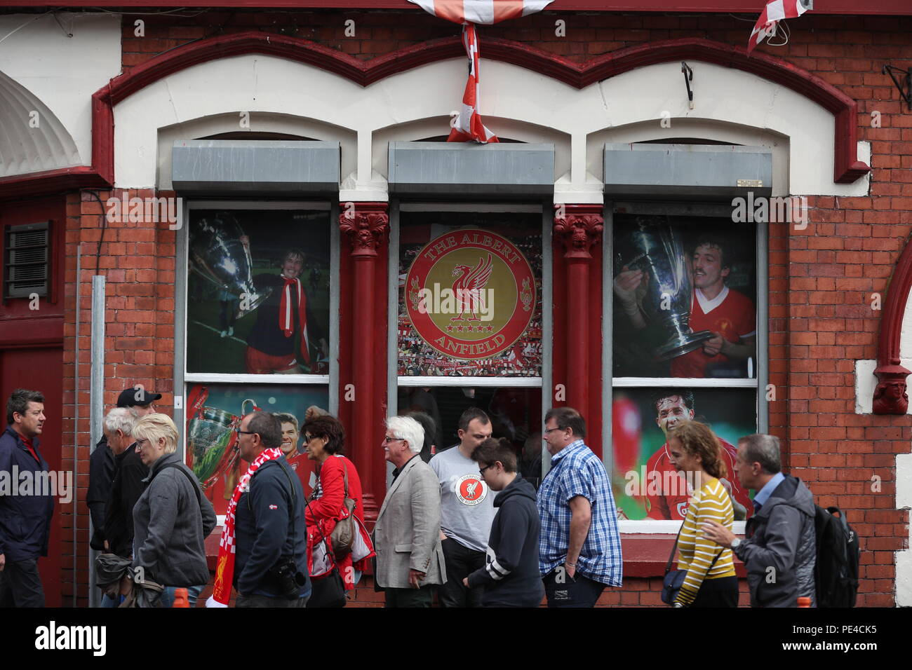 Fans fuera del Albert pub antes de la Premier League entre ...