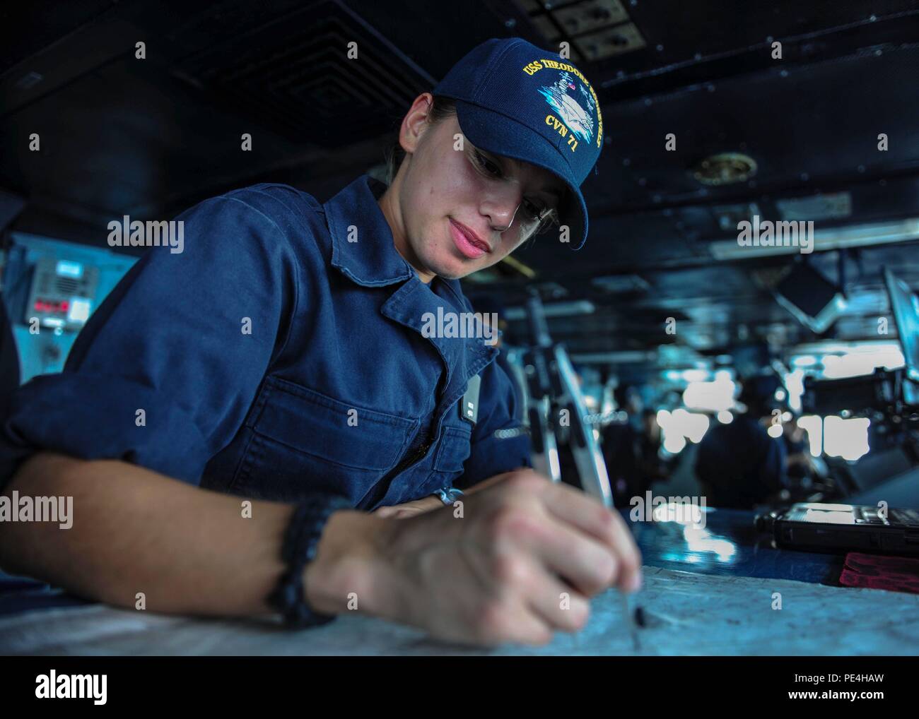 150914-N-pg340-139 Golfo Arábigo (Sept. 14, 2015) - Intendencia Seaman Anisia Guerrero, de San Antonio, stands de intendencia de la guardia en el puente a bordo del portaaviones USS Theodore Roosevelt (CVN 71). Theodore Roosevelt está desplegado en la zona de EE.UU. 5ª Flota de operaciones apoyando la operación inherente resolver, golpear las operaciones en Iraq y Siria como se dirigen las operaciones de seguridad marítima y seguridad teatro los esfuerzos de cooperación en la región. (Ee.Uu. Navy photo by Mass Communication Specialist 3ª clase Stephane Belcher/liberado) Foto de stock